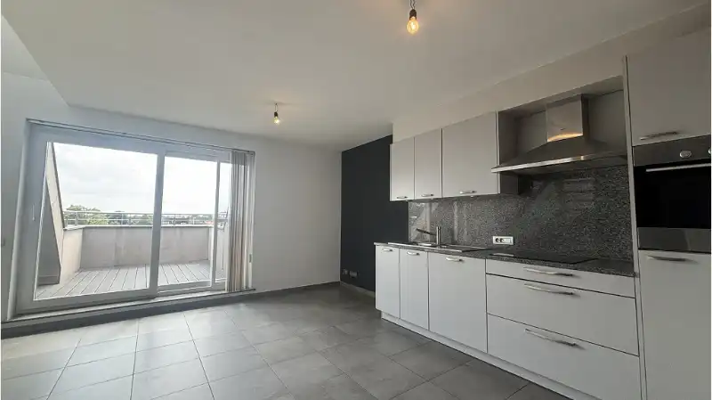Instapklaar 2-slaapkamerappartement met TERRAS en AUTOSTANDPLAATS te huur in Torhout foto 2