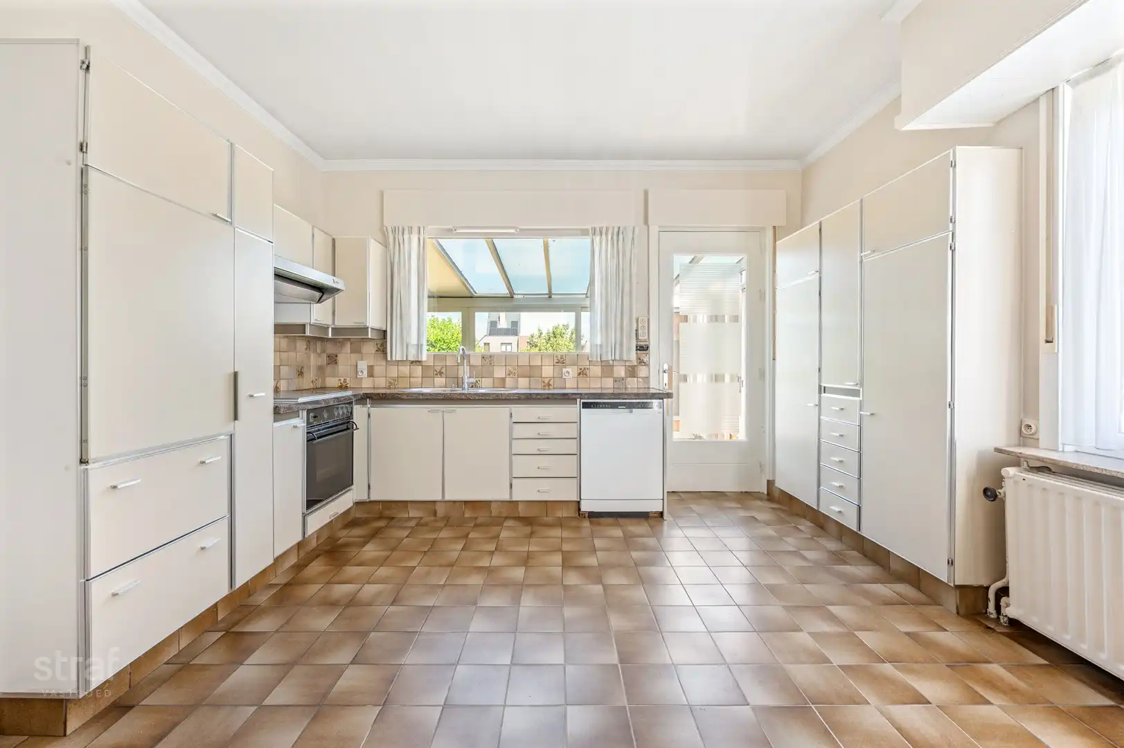 Ruime gezinswoning met grote tuin en tot vijf slaapkamers foto 4