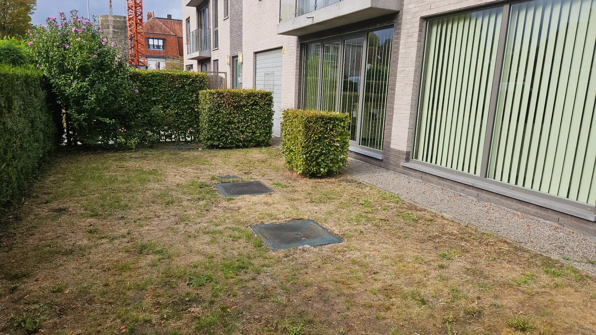 Ruim gelijkvloers app met 2 slk, terras, tuin en ondergrondse autostaanplaats foto 6