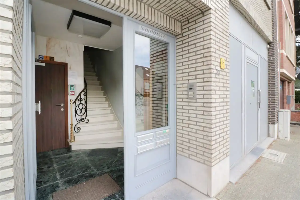 Opbrengsteigendom (handel & 4 app) op toplocatie foto 26