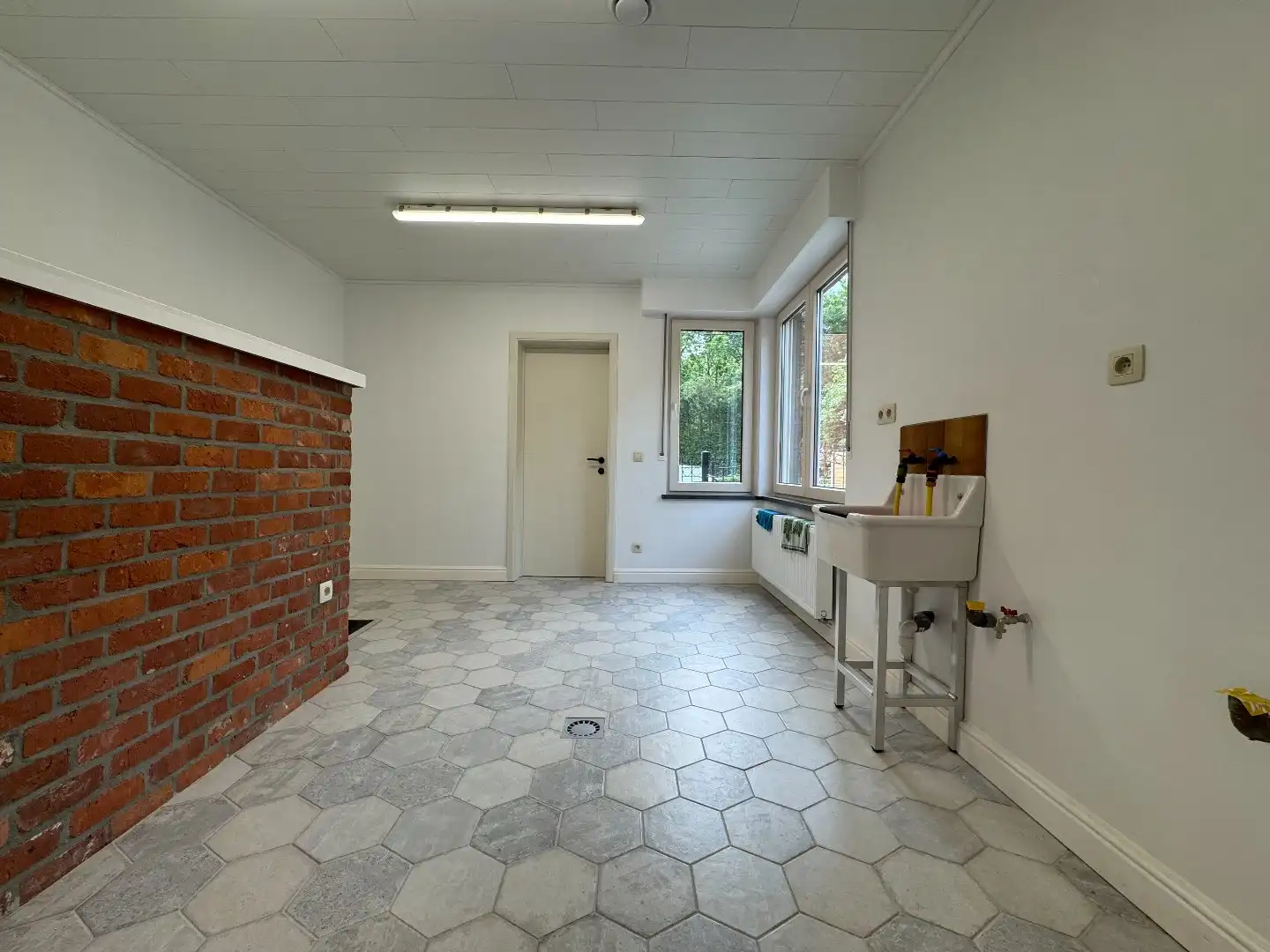 Een 4-gevelwoning met garage en  tuin foto 9
