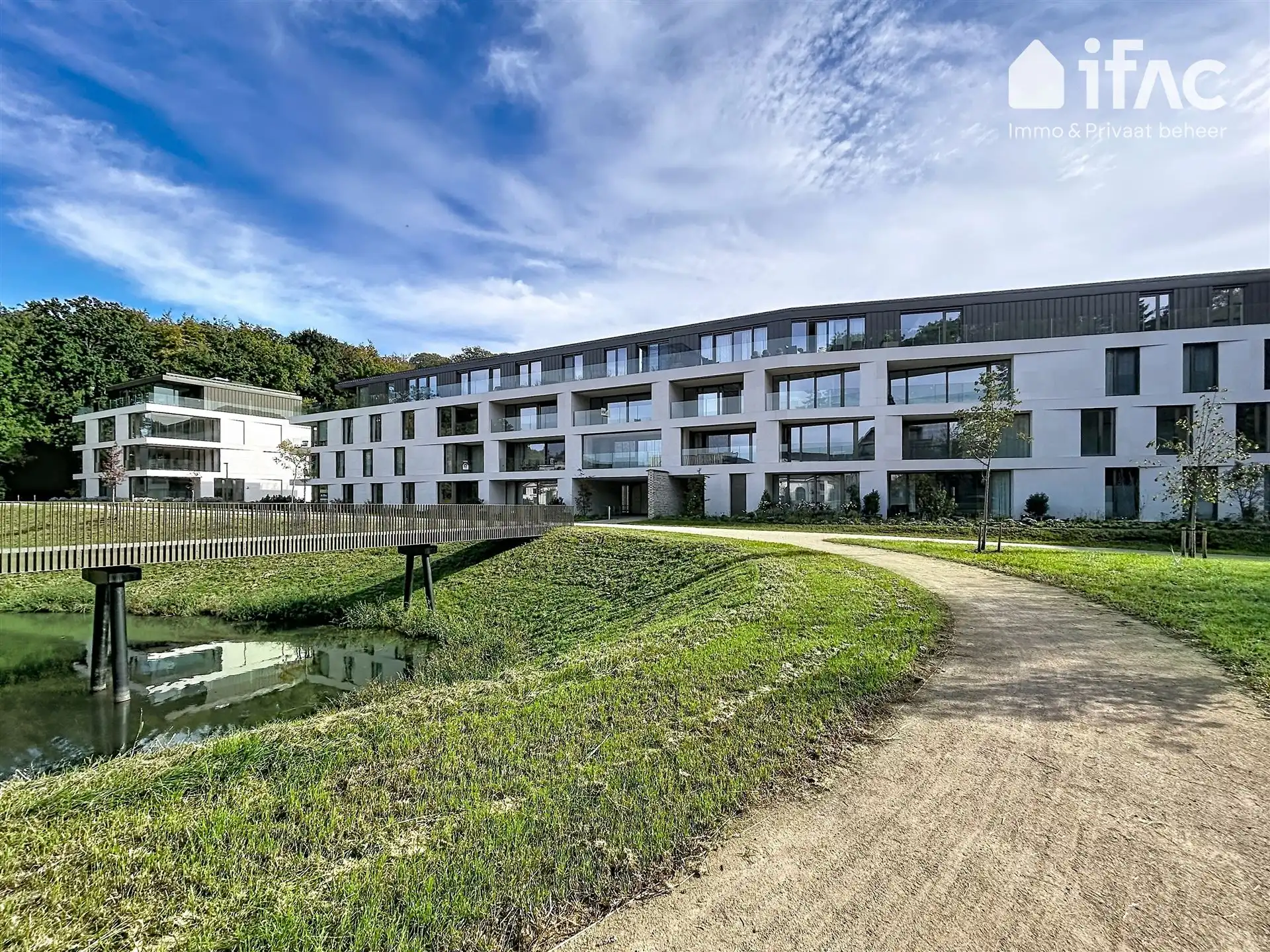 Ruim nieuwbouwappartement met garagebox op de Panquin-site foto {{pictureIndex}}