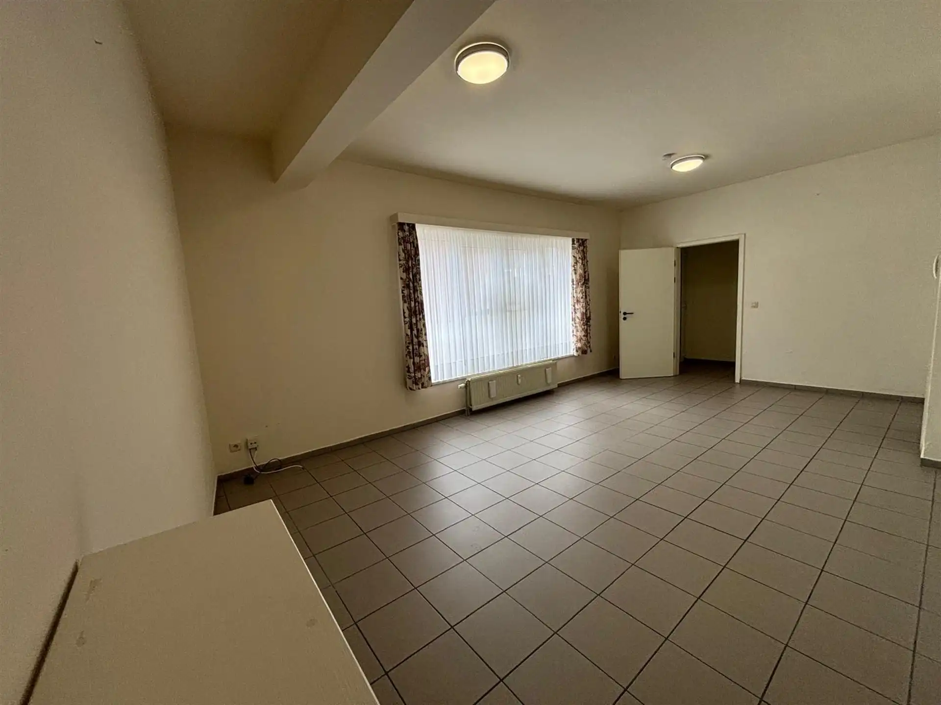 Ruim gelijkvloers appartement nabij station en centrum foto 2