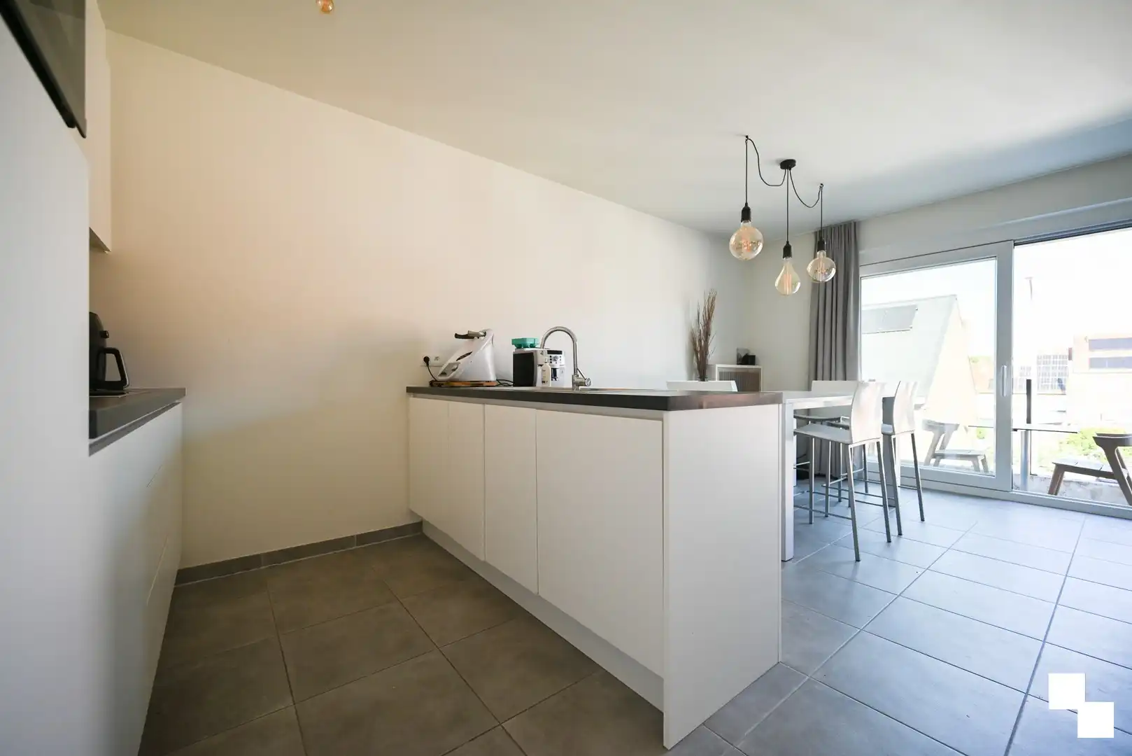 Instapklaar appartement met divers maatmeubilair te Izegem (Emelgem) foto 10