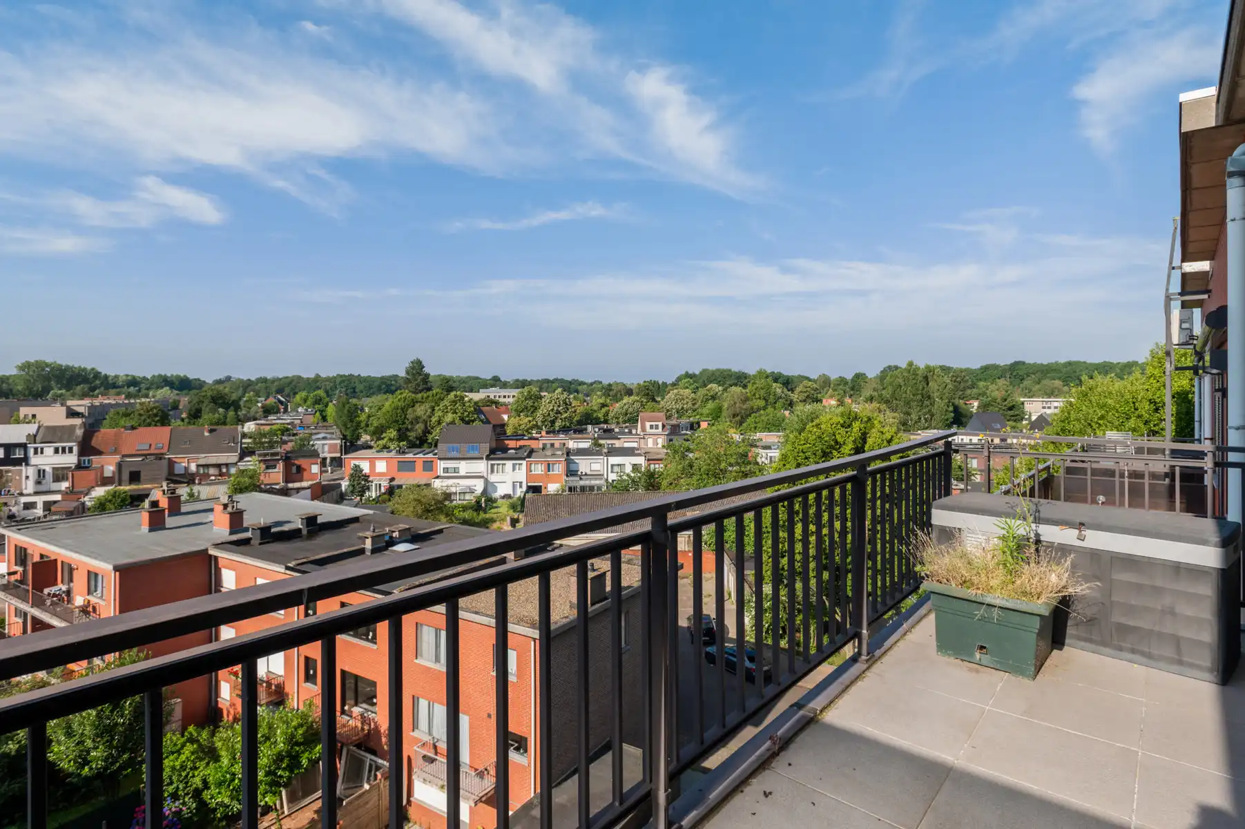 Rustig wonen met terras, 3 slaapkamers en private parking foto 9