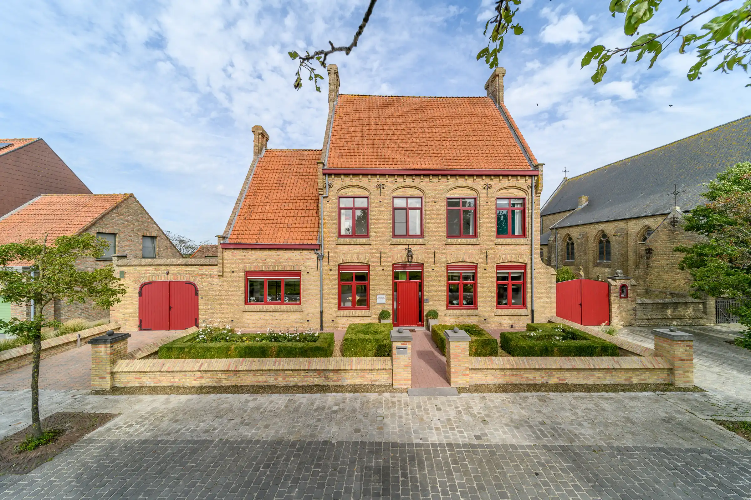 Historische grandeur en hedendaags comfort in een unieke pastorie te Stuivekenskerke. foto 49