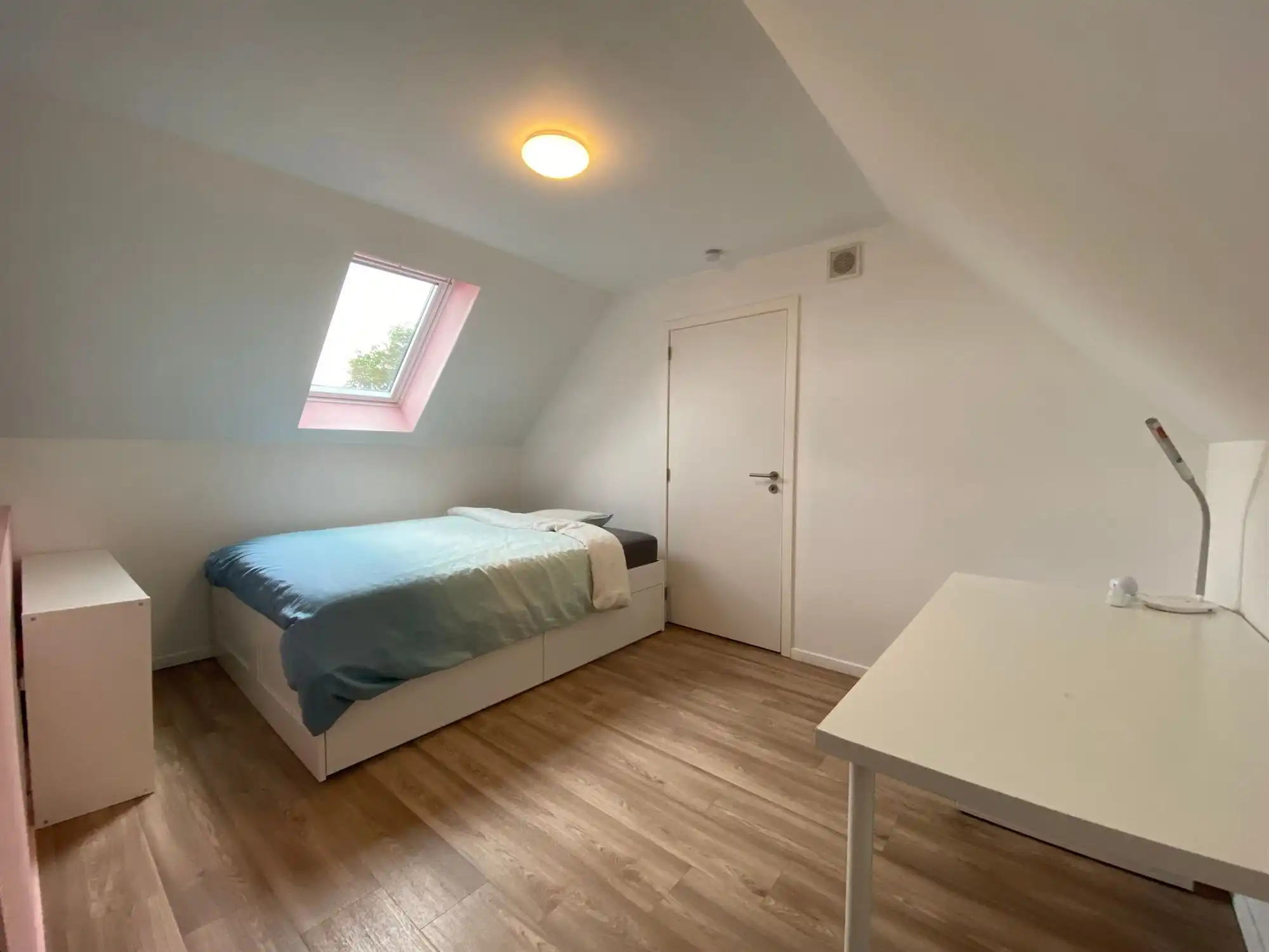 Knappe en ruime bel-etage met 3 slaapkamers, grote garage en tuin. foto 18