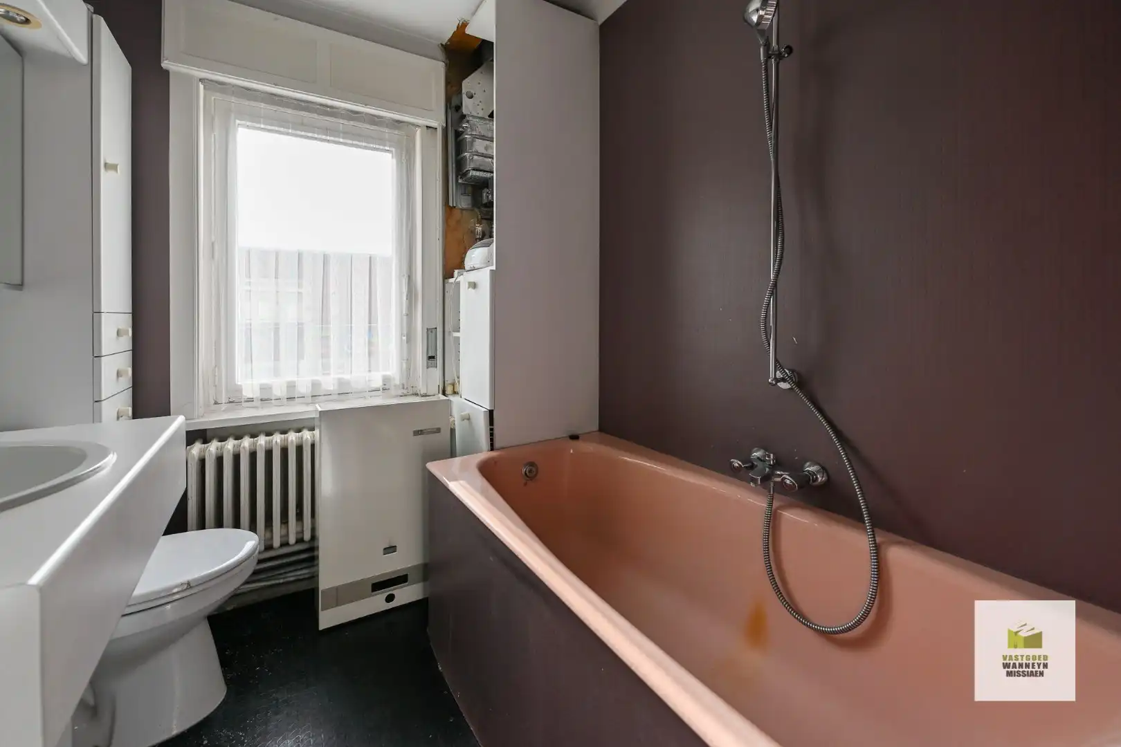 Ruime te renoveren gezinswoning met grote garage en 4 slaapkamers op 349 m2 foto 18