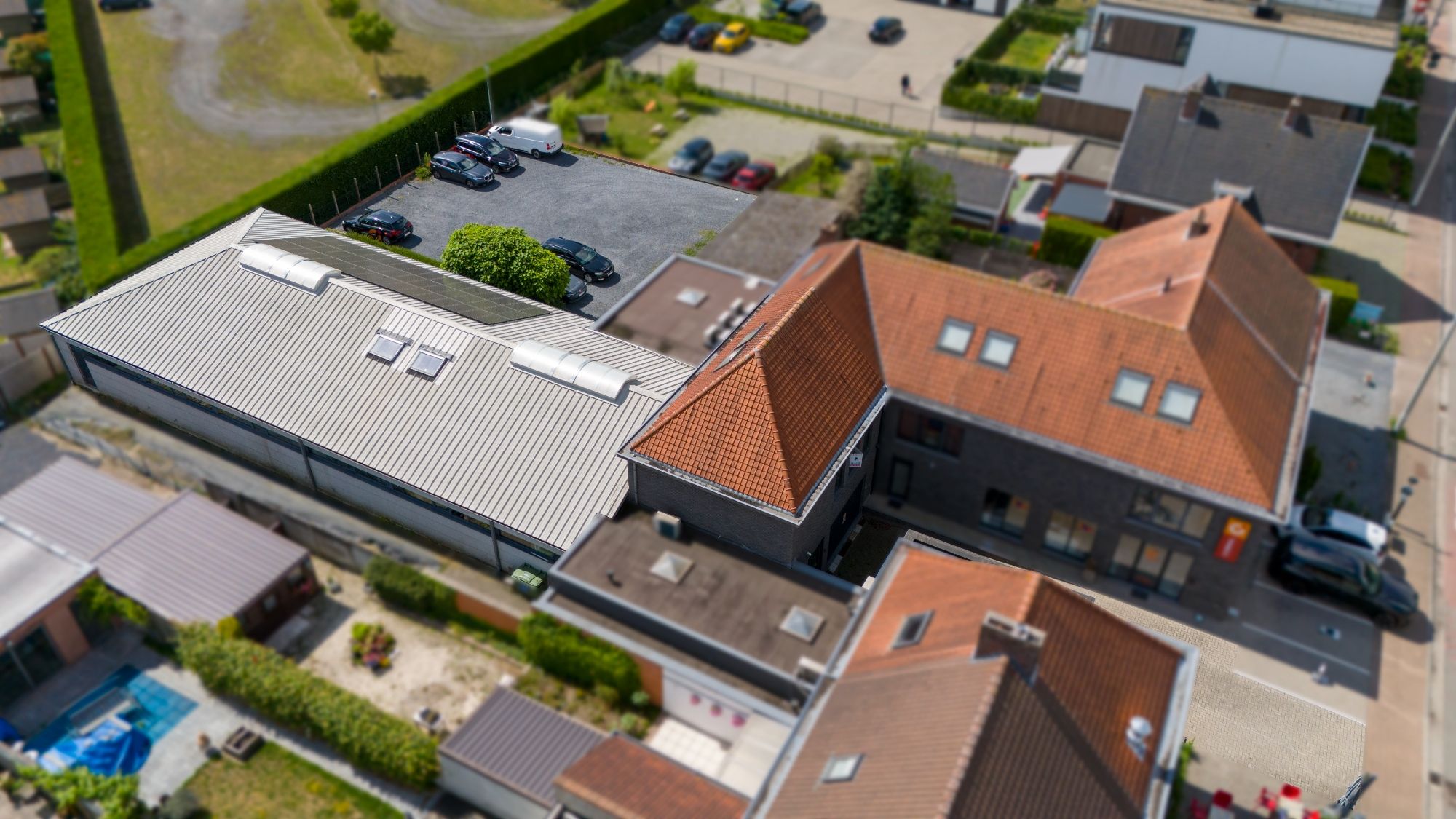 BEDRIJFSGEBOUW met PRIVE PARKING (min.15 wagens) - 11 KANTOORRUIMTES - BRUIKBARE OPP 685m² foto {{pictureIndex}}