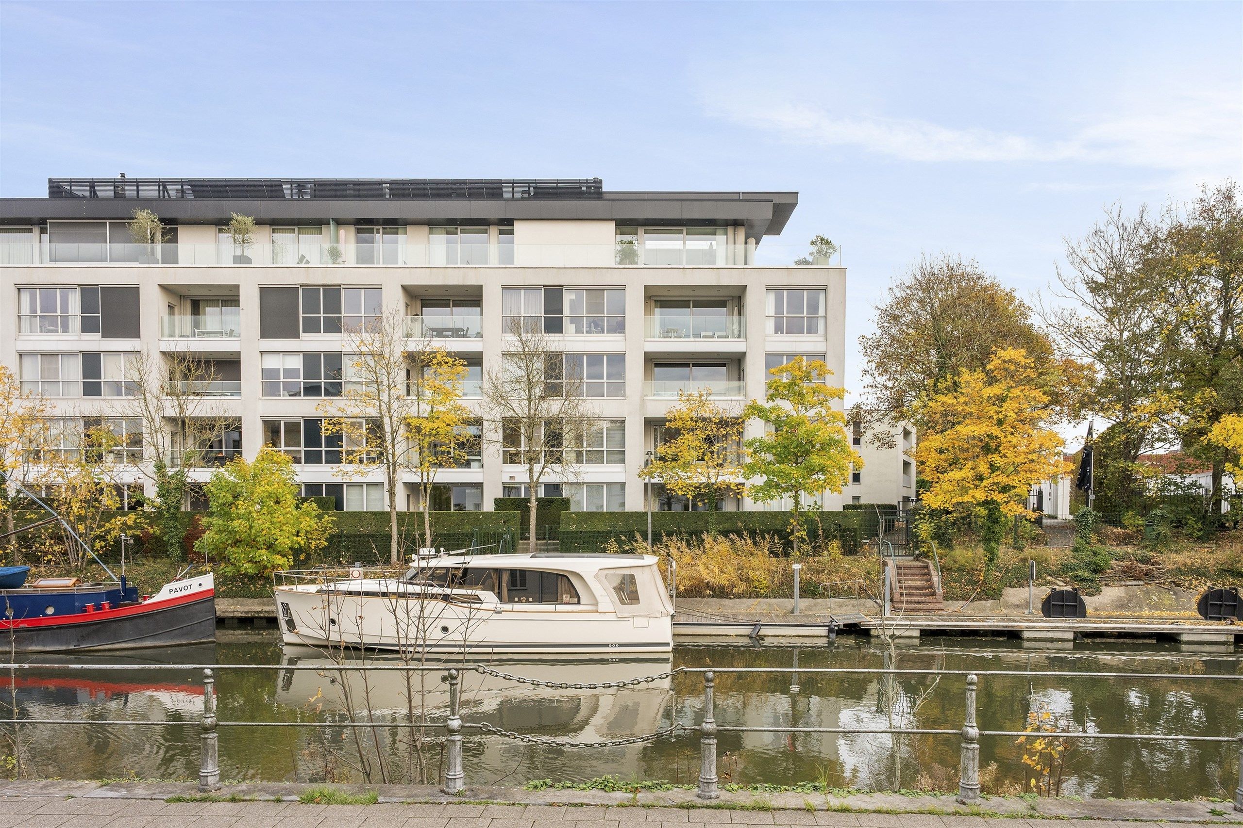Machtig, prachtig luxe appartement met frontaal Leiezicht! foto 2