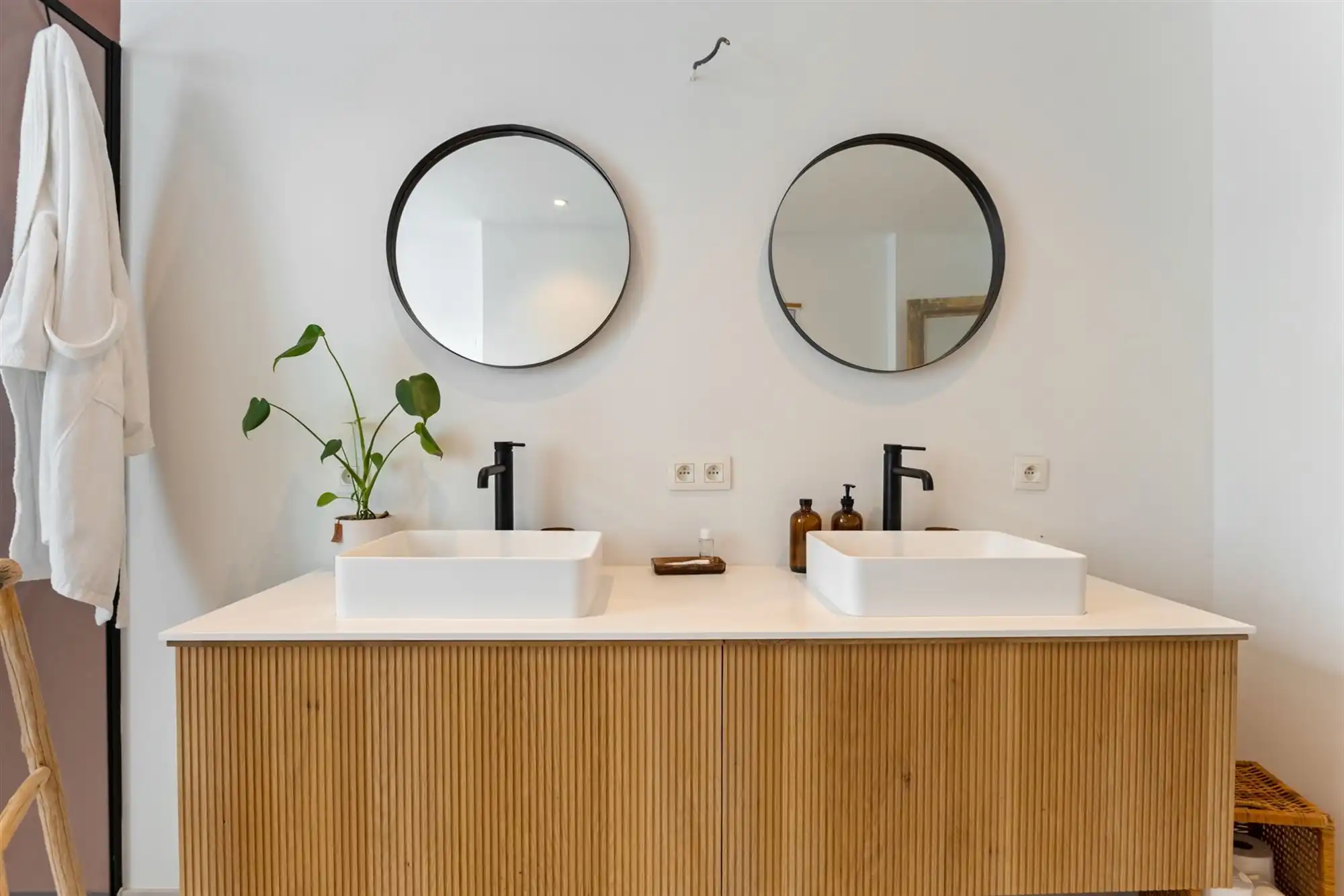 Huis met 5 slaapkamers en tuin, verder af te werken naar eigen smaak. foto 15