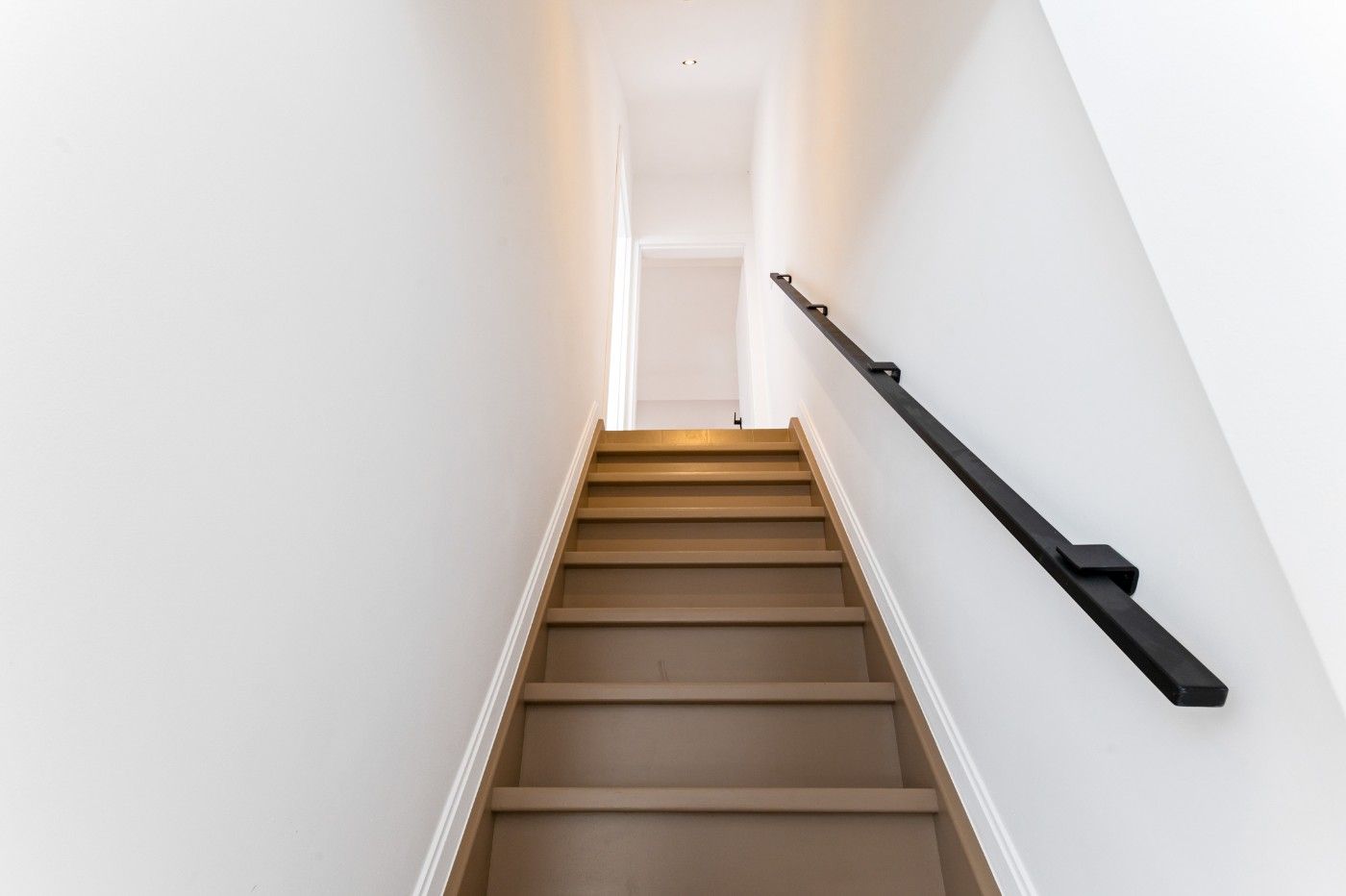Prachtig gerenoveerde woning met 3 slpk., oprit en toffe tuin foto 16