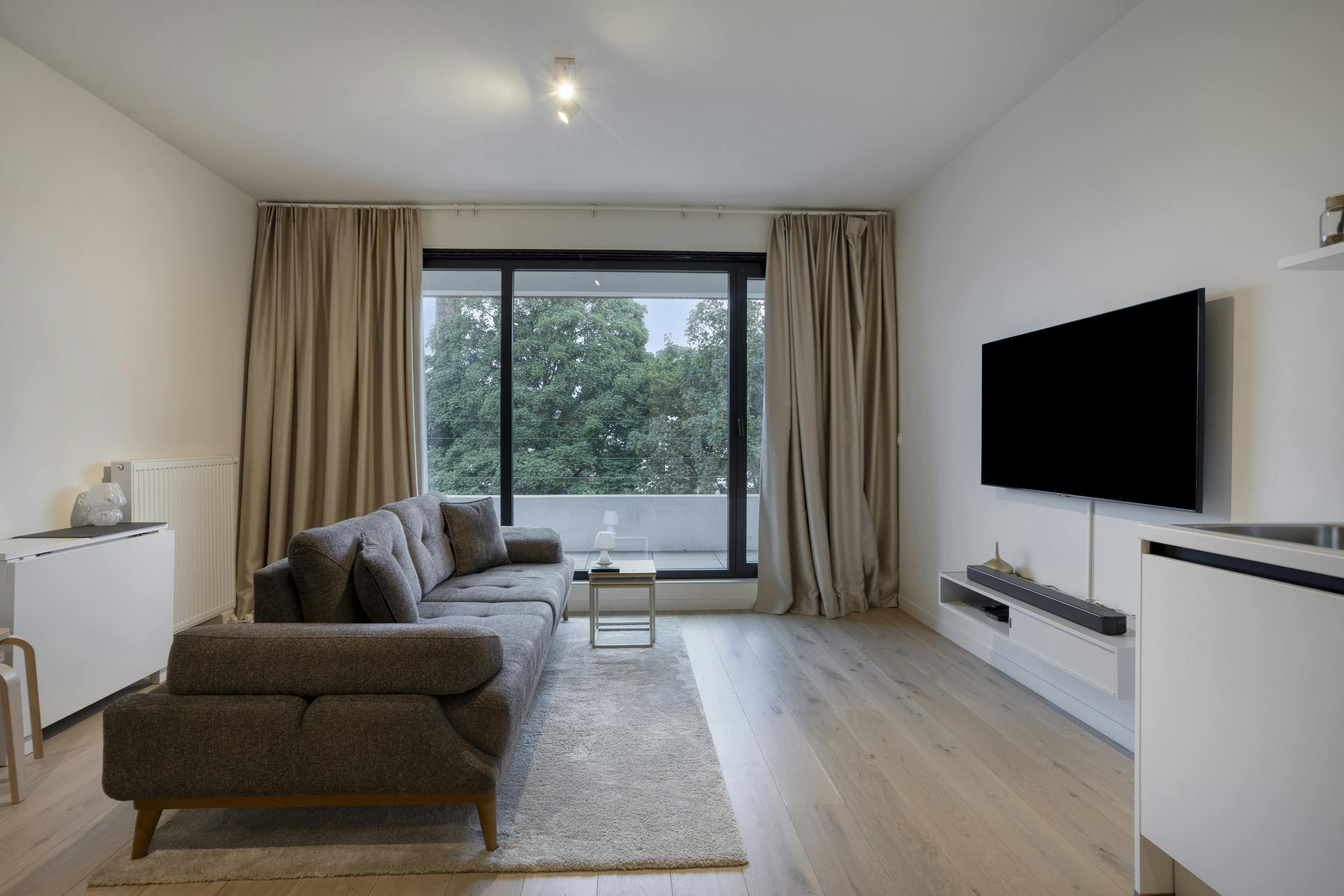 Gerenoveerde studio met terras te koop in Antwerpen foto {{pictureIndex}}