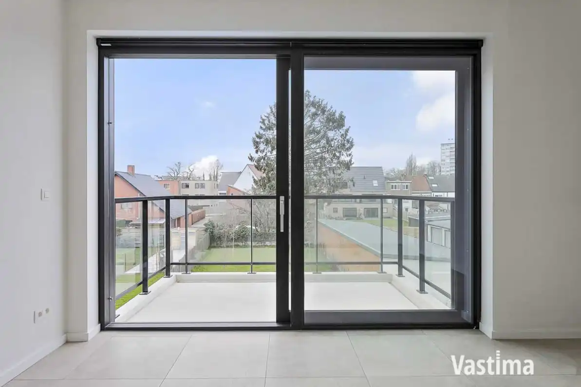 Recent appartement met 2 slaapkamers, terras, lift en garage foto 8