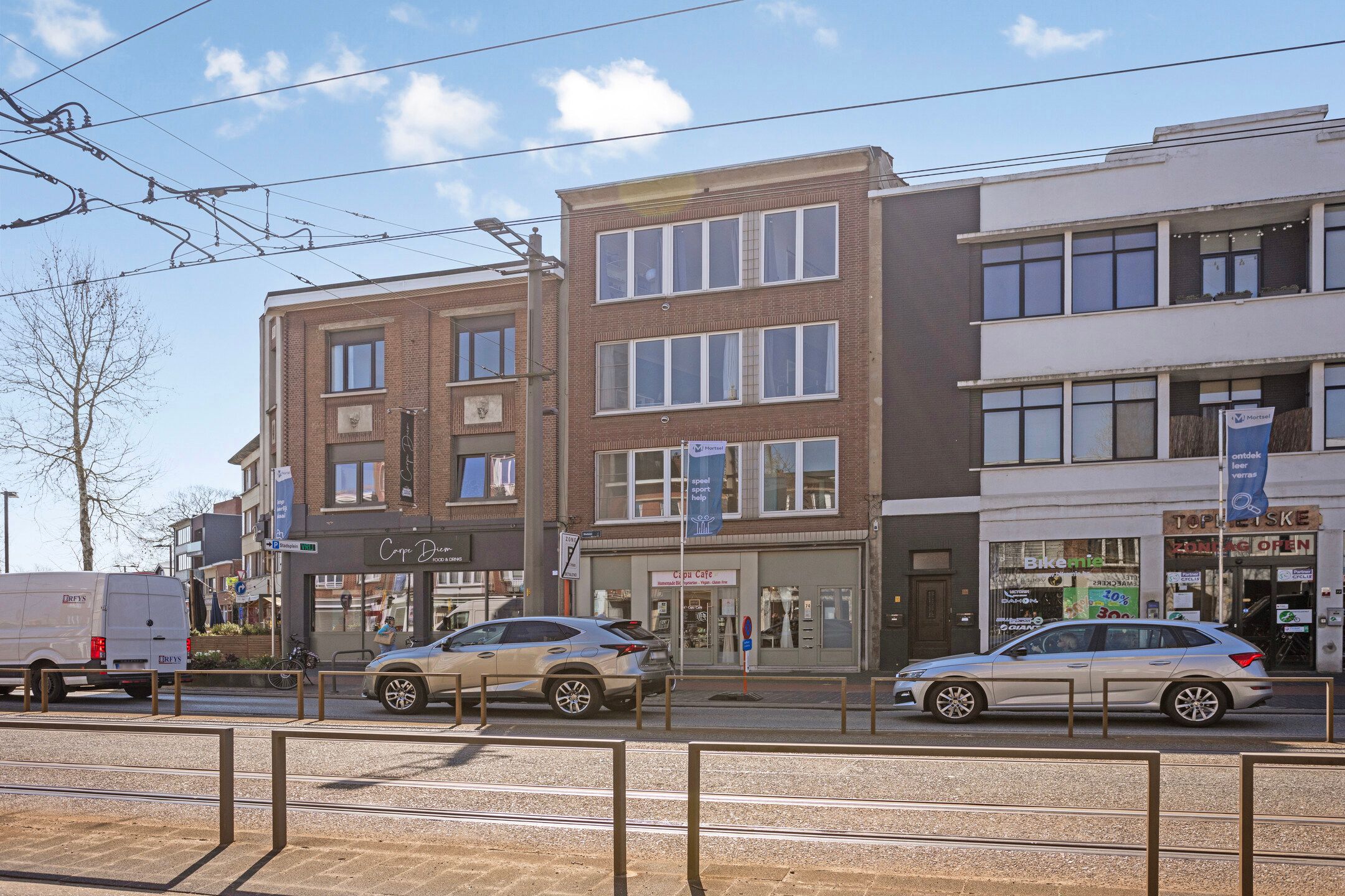 Vergund opbrengsteigendom met handelszaak + 3 appartementen foto {{pictureIndex}}
