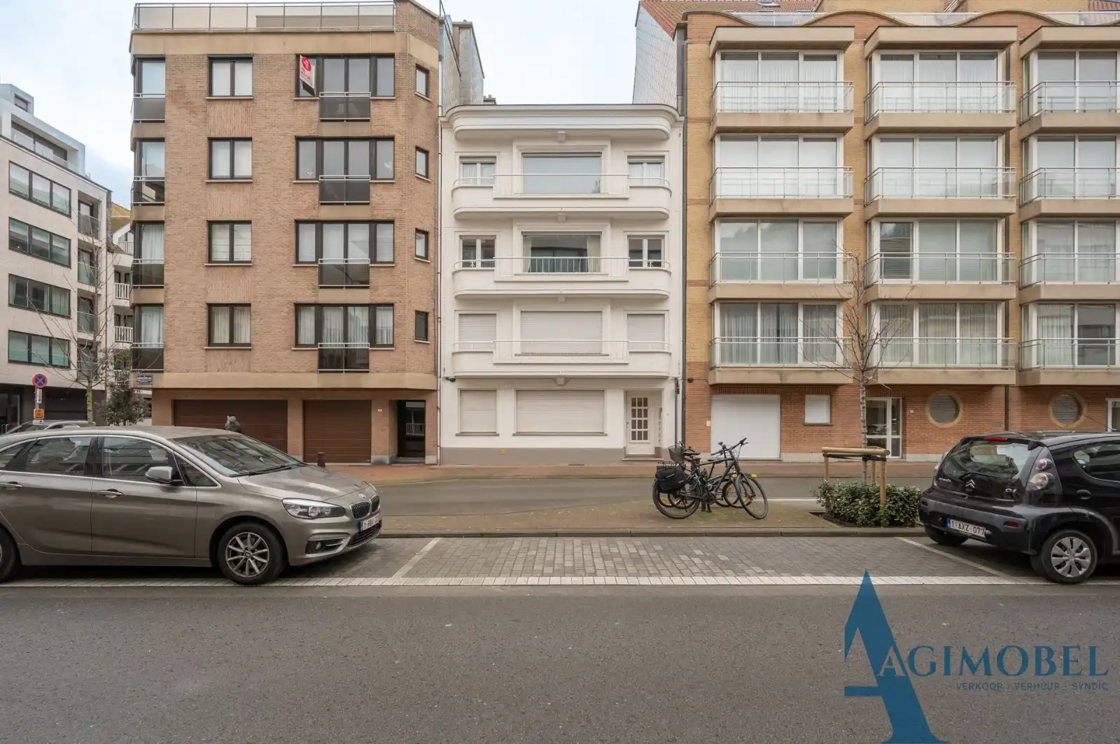 Hoofdfoto van de publicatie: Bescheiden kelder appartement met ruim terras nabij zee