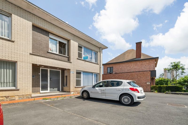 Hooglede-centrum. Stevig gebouwde woning met 3 slaapkamers op een perceel van +/- 247m2. Vaste huuropbrengst.  Woning rechts. foto 6