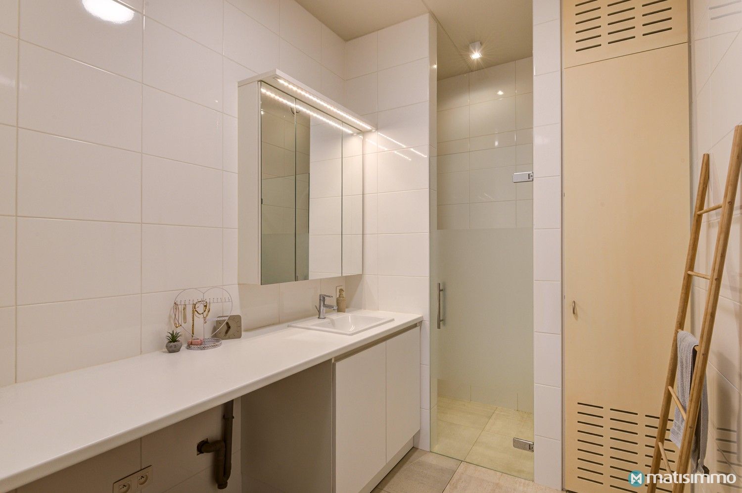 INSTAPKLAAR APPARTEMENT MET TWEE SLAAPKAMERS, 2 TERRASSEN EN PARKING TE BILZEN foto 15