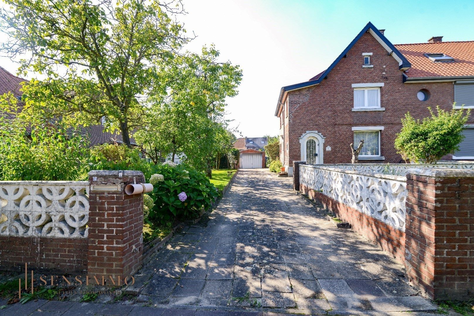 Ruime halfopen woning met 4 slaapkamers, garage en zonnige tuin in Genk foto 1