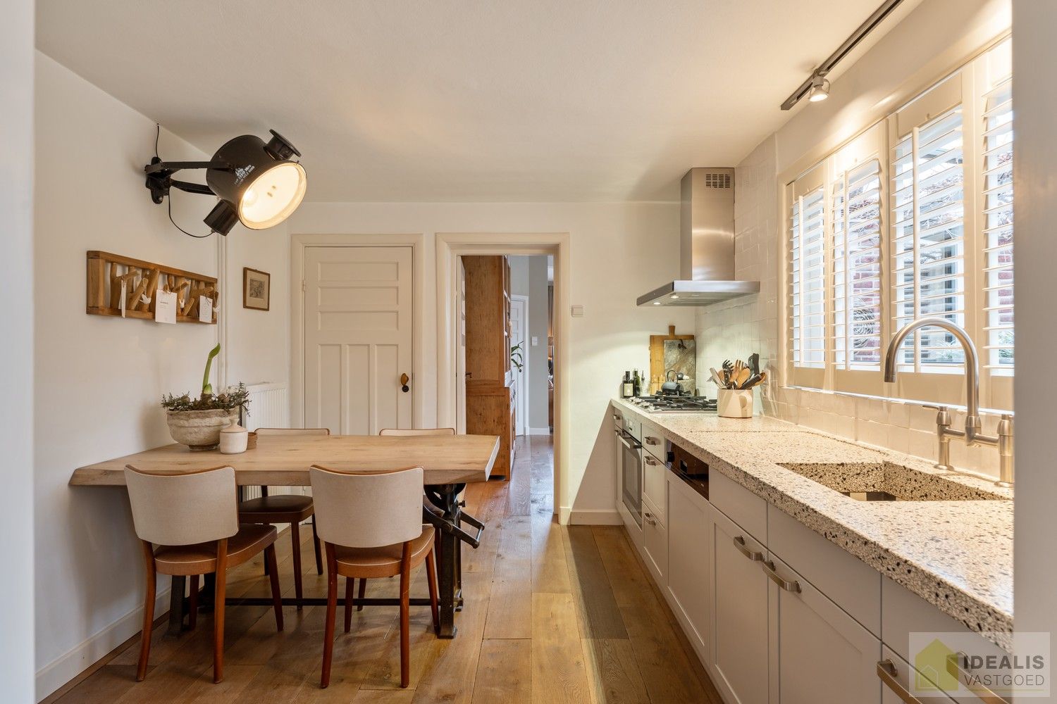 IDEALIS VASTGOED – Prachtige, stijlvolle woning met een aangename 123m² als bewoonbare oppervlakte. De woning omvat een lichtrijke ruime woonkamer voorzien van een pellet kachel en met een prachtige parketvloer dewelke overgaat in de keuken en 3 slaapkamers op een ruim en prachtig aangelegd perceel van 7a 42ca. Dit alles gelegen in een heerlijk rustige straat, op enkele minuten zowel van de centra van Pelt als Achel, doch ook op een steenworp van de Nederlandse grens, dichtbij Valkenswaard en Eindhoven. foto 14