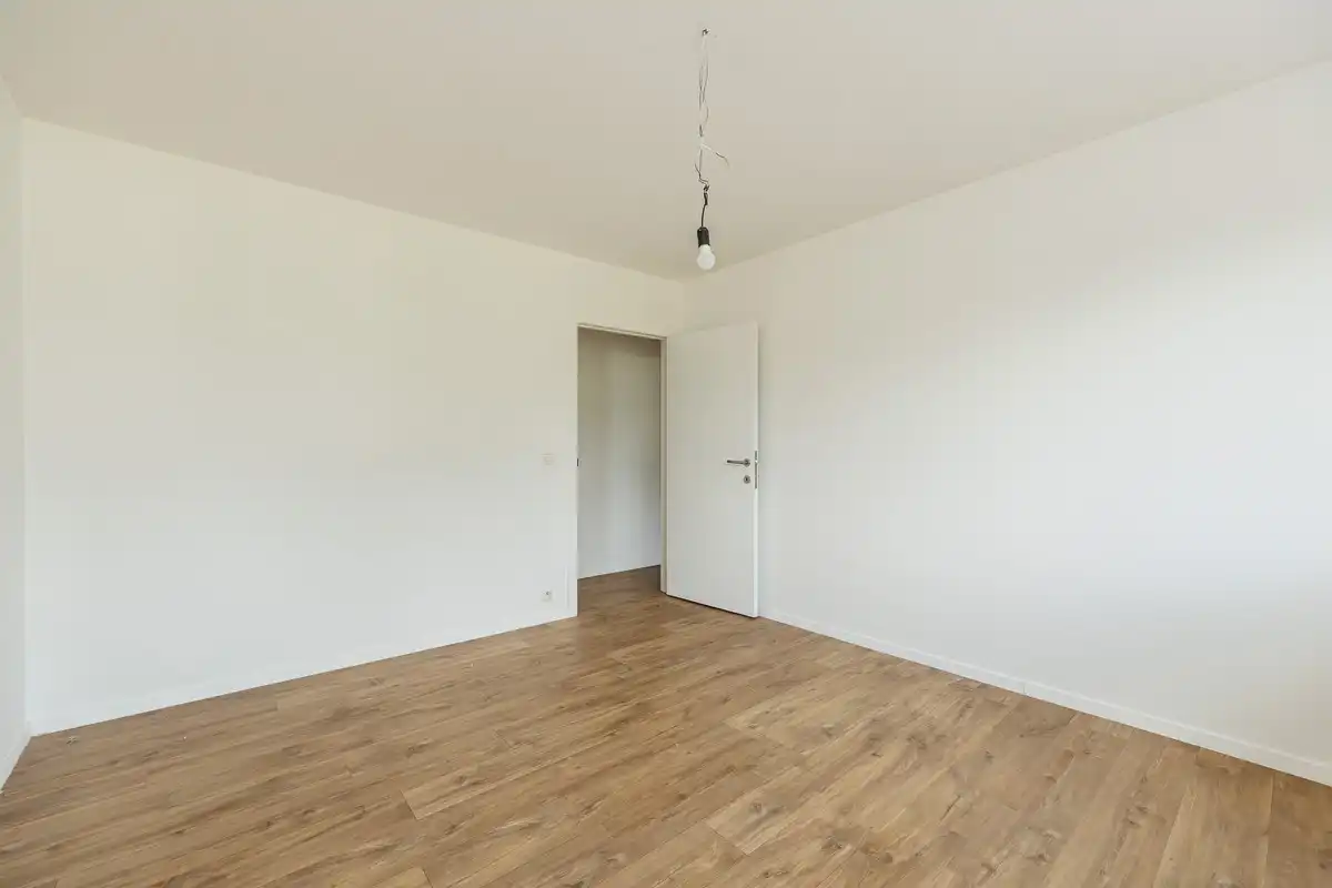 Instapklare moderne gezinswoning met lichtrijke leefruimte en gezellige stadstuin foto 16