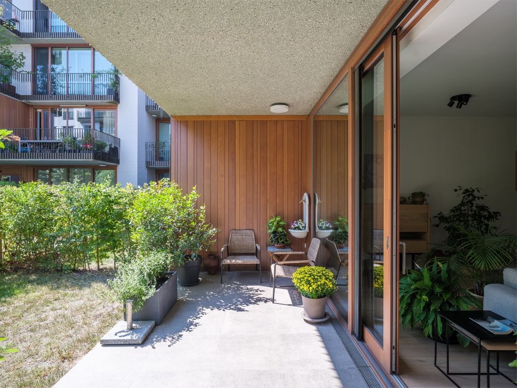 Hedendaags gelijkvloers appartement met één slaapkamer en stadstuin, gelegen in de voormalige brandweerkazerne en de vroegere kunstacademie, midden in het historisch hart van Gent. foto 3