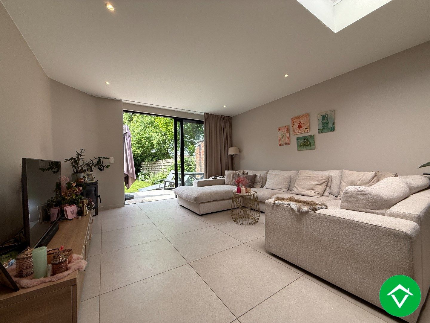Prachtig gerenoveerde rijwoning nabij het centrum met 3 slaapkamers, tuin en garage te Roeselare foto 5