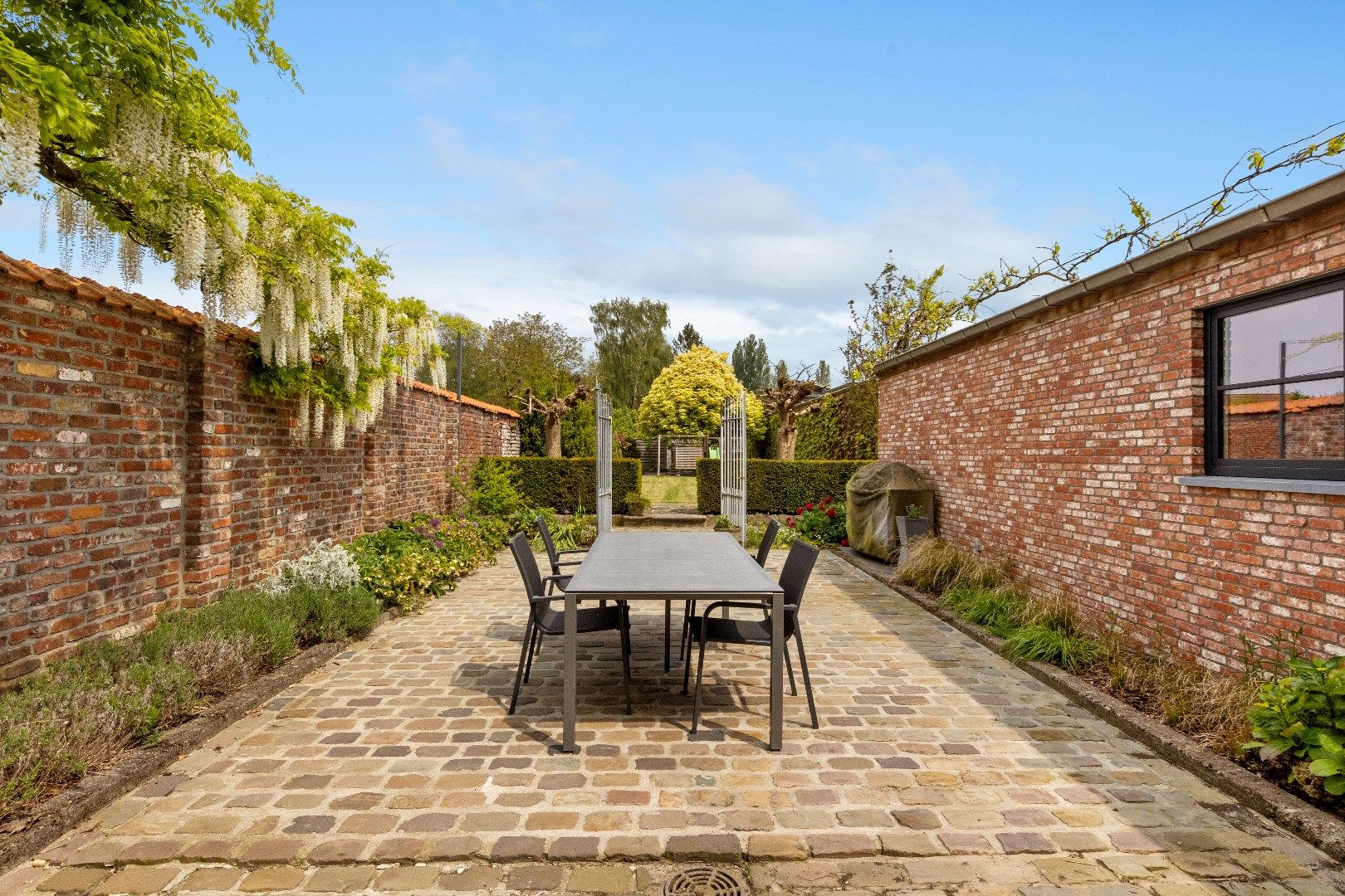 BURGERWONING MET 5 SLPKS,  TUIN EN HUURGARAGE foto 6