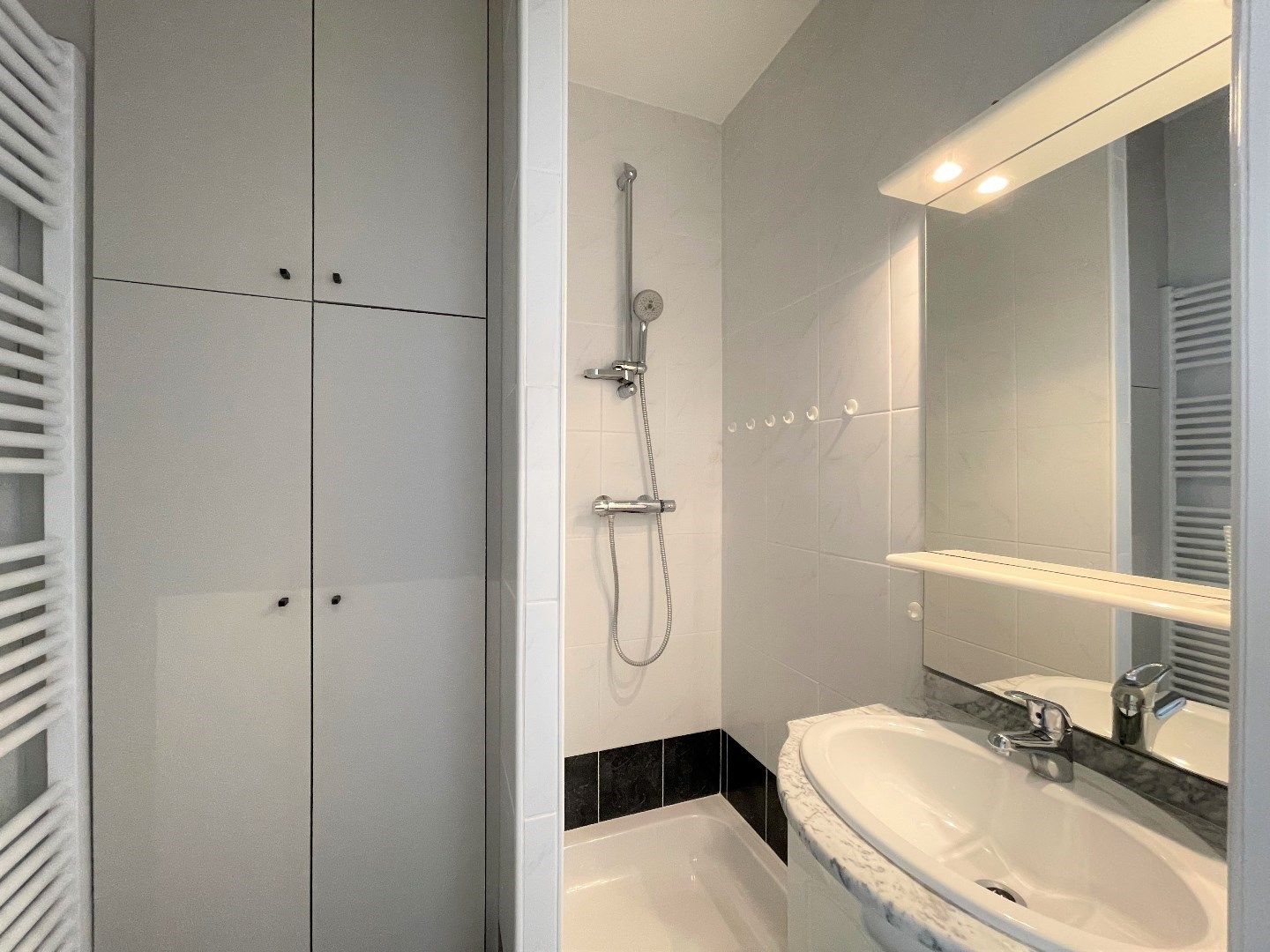 Gemeubelde vernieuwde studio op een toplocatie, vlakbij het Van Bunnenplein. foto 8