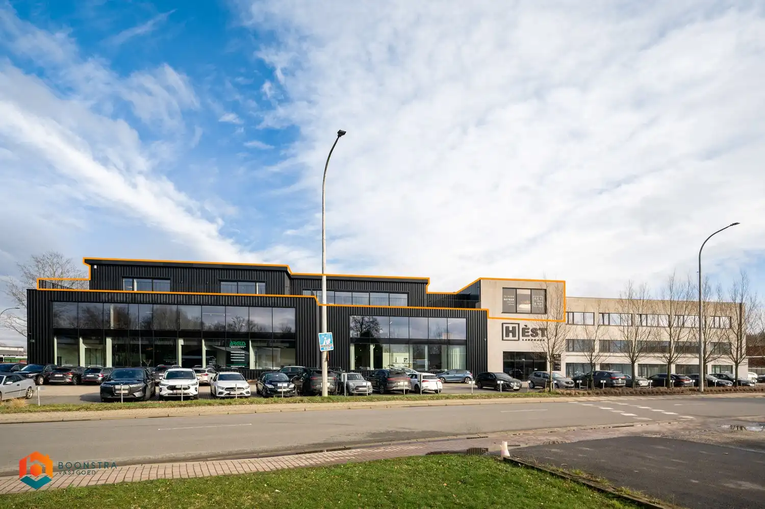 Polyvalente kantoorruimte (377 m²) met terras (216 m²) te Heist-op-den-Berg foto {{pictureIndex}}