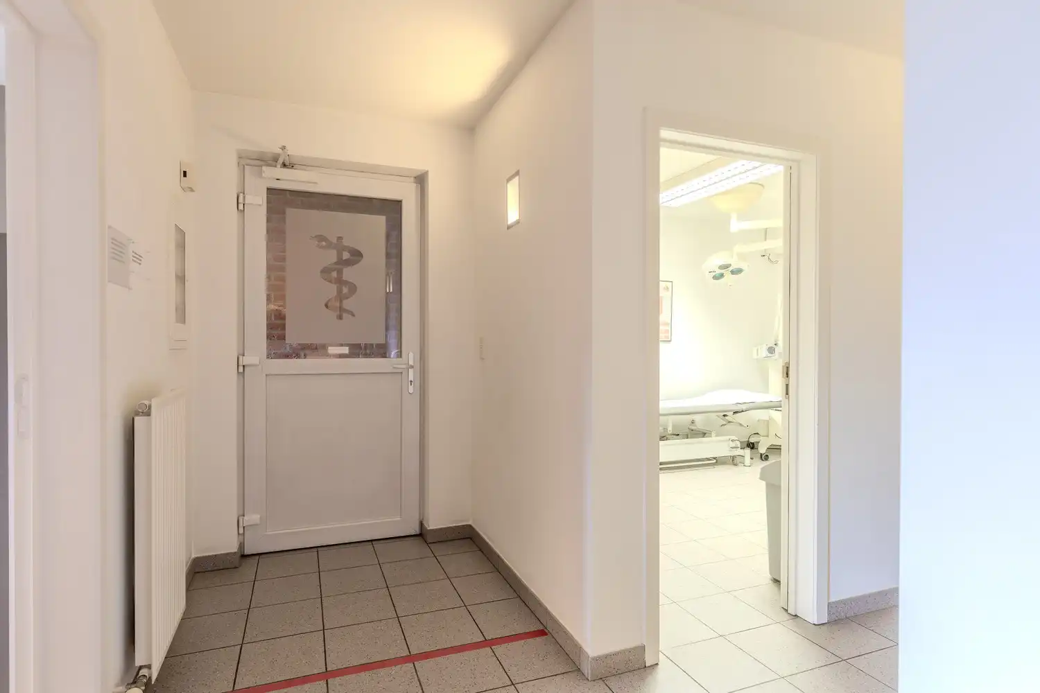 Appartement met drie slaapkamers, momenteel ingericht als dokterspraktijk in Maasmechelen. foto 5