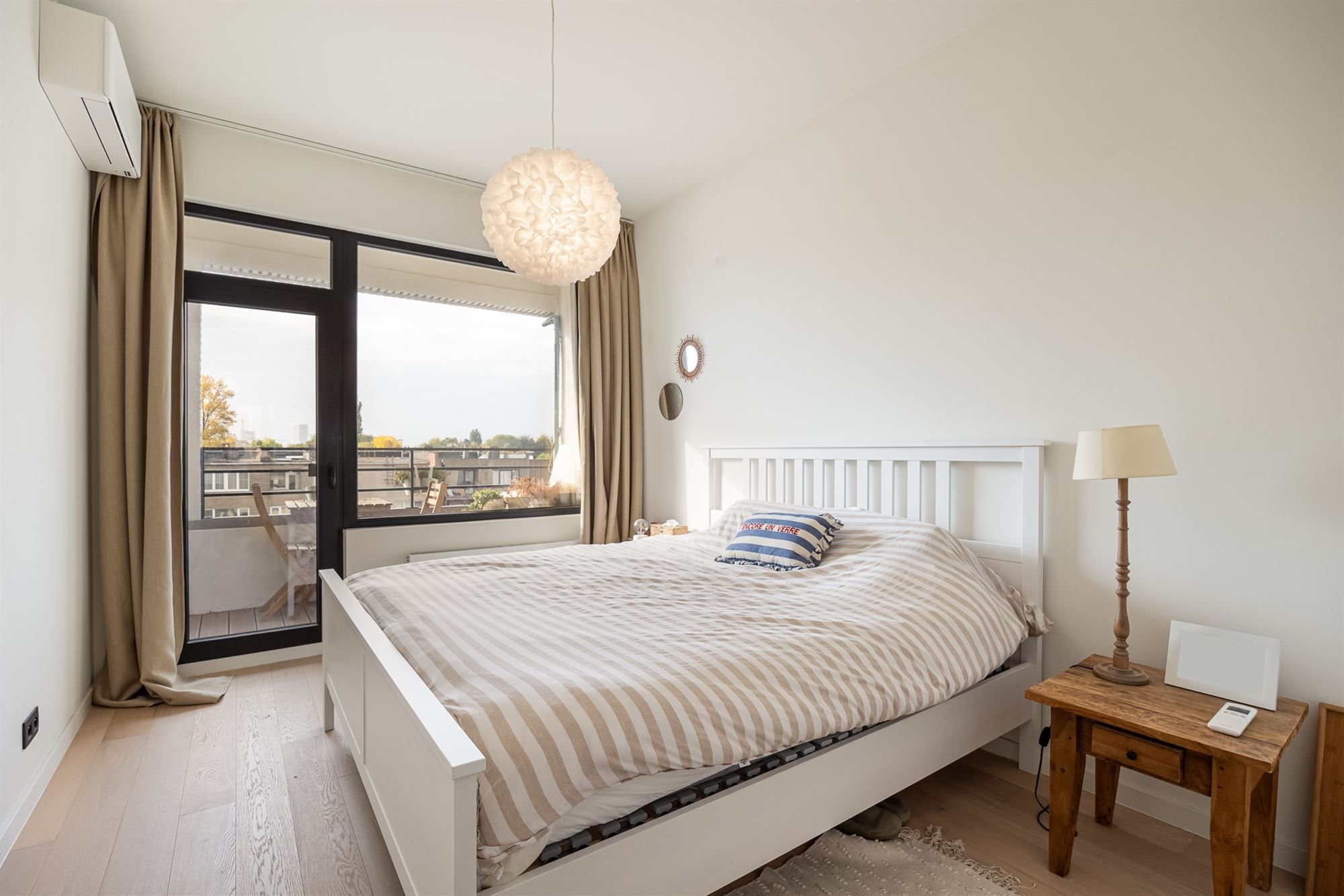 Instapklare gerenoveerd appartement met 2 slpk. en terras foto 6