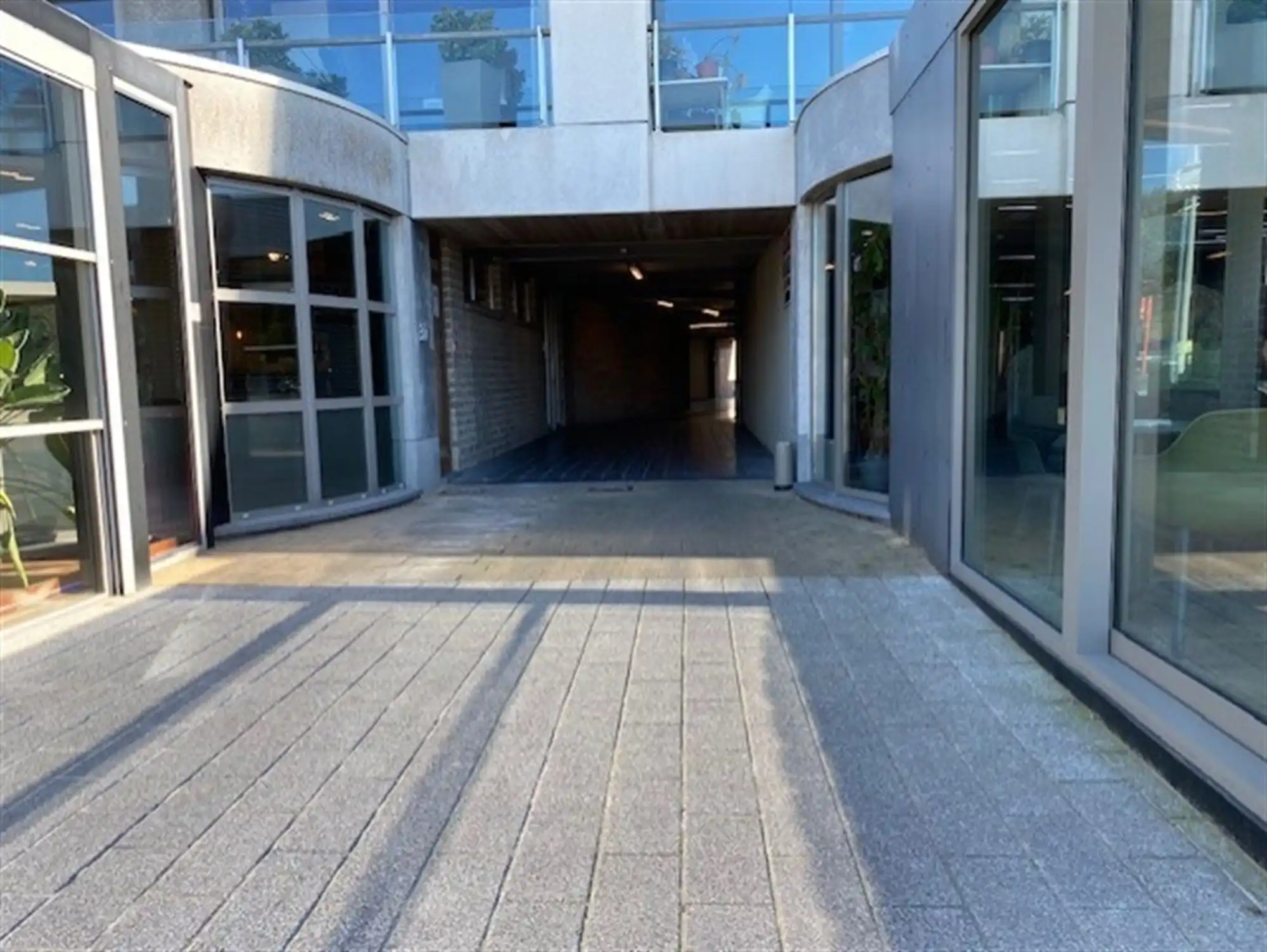 Garagebox - binnen - gesloten foto {{pictureIndex}}