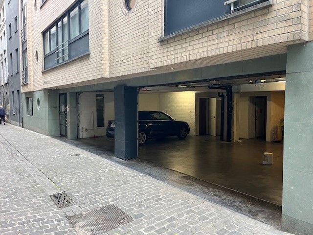 MAGAZIJN/RUIME GARAGE (+/- 70 m²) TE HUUR VLAKBIJ KOUTER GENT CENTRUM foto 3