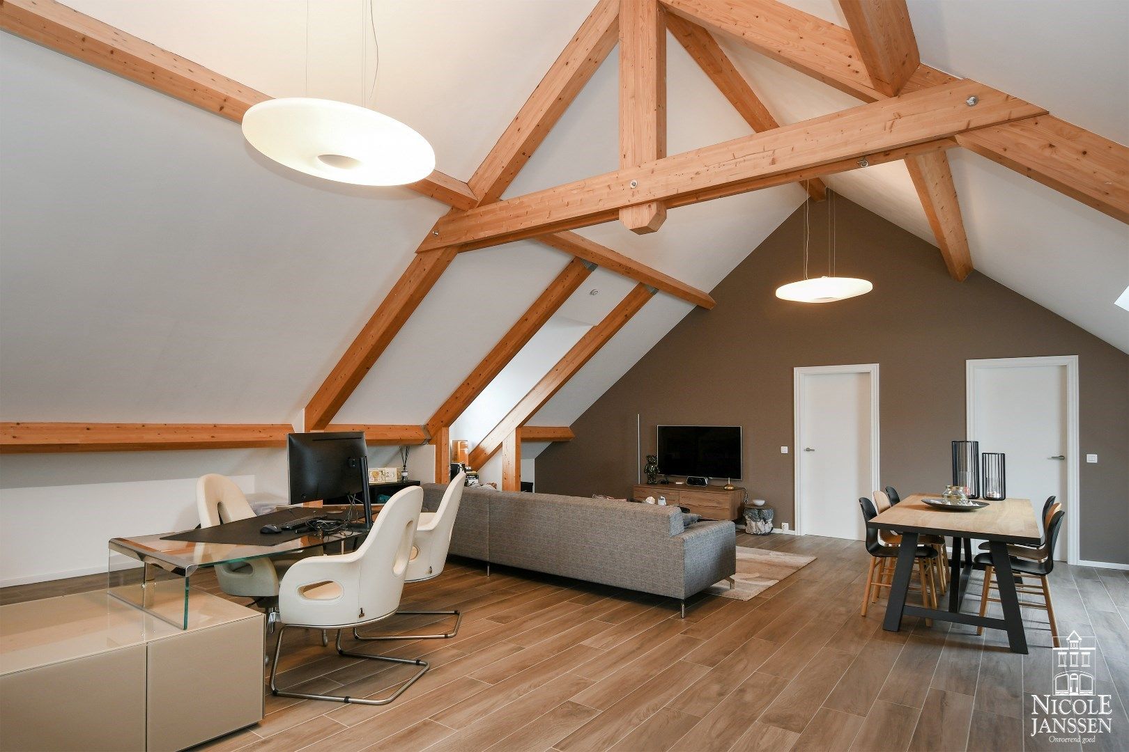 Luxueus en ruim ingedeeld landhuis met naastliggend garagegebouw met appartement foto 27