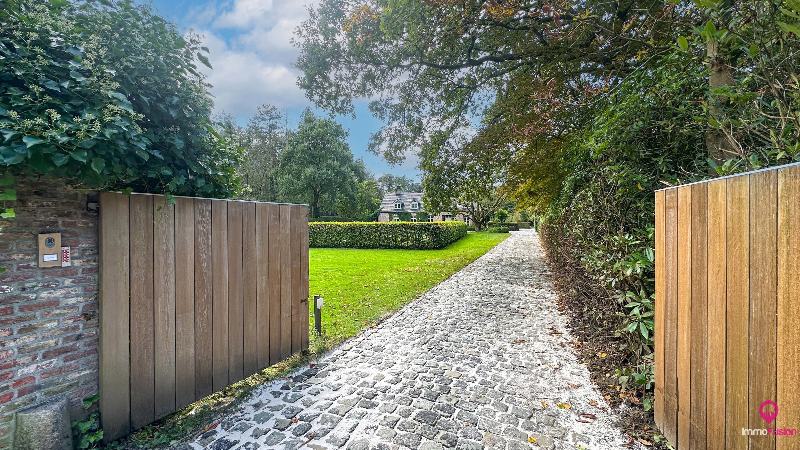 Uitzonderlijk gelegen villa met 5 slpks + zwembad op 1,97ha! foto 3
