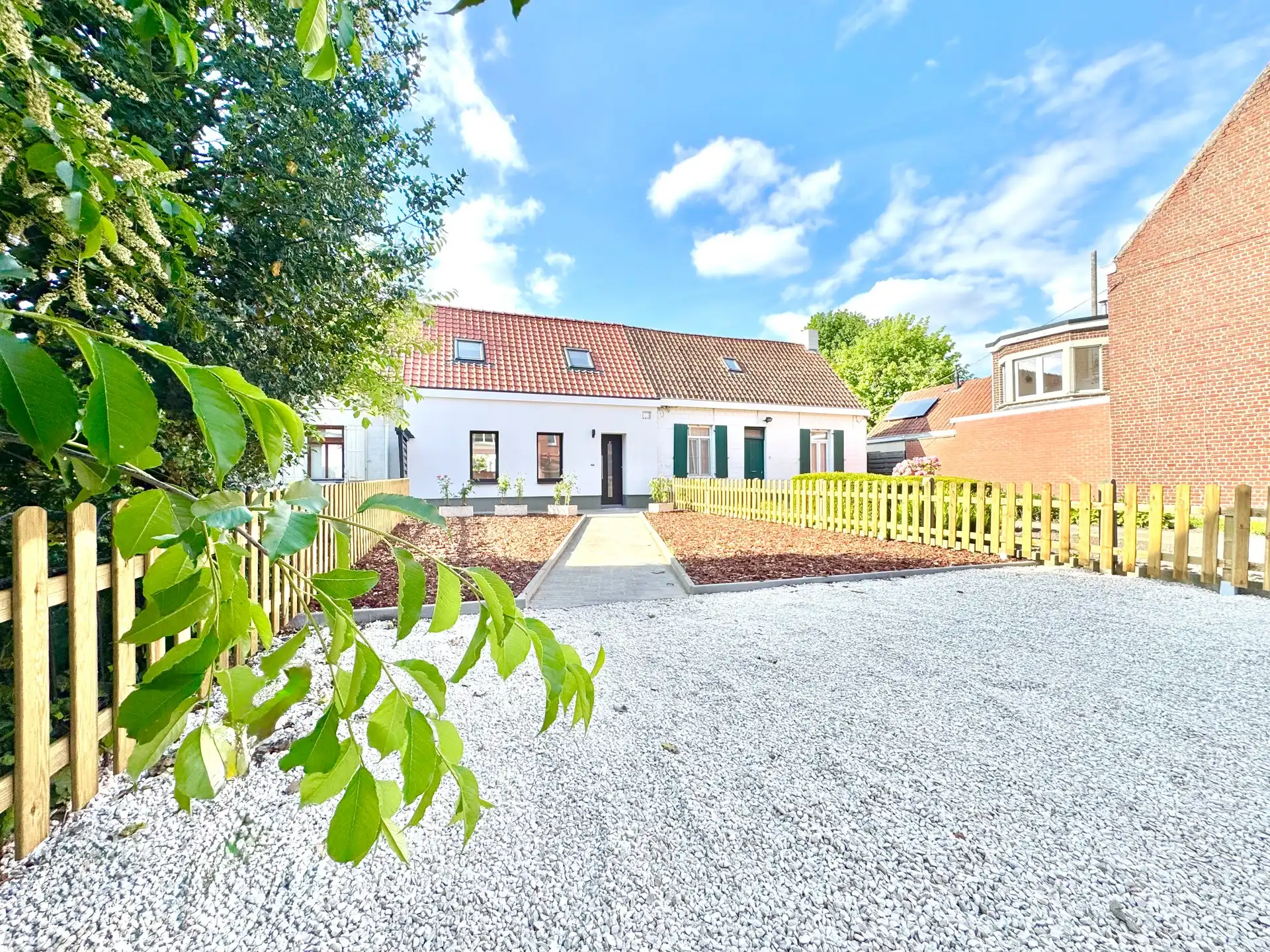 VOLLEDIG GERENOVEERDE WONING | TUIN | GARAGE | 294 M² foto {{pictureIndex}}