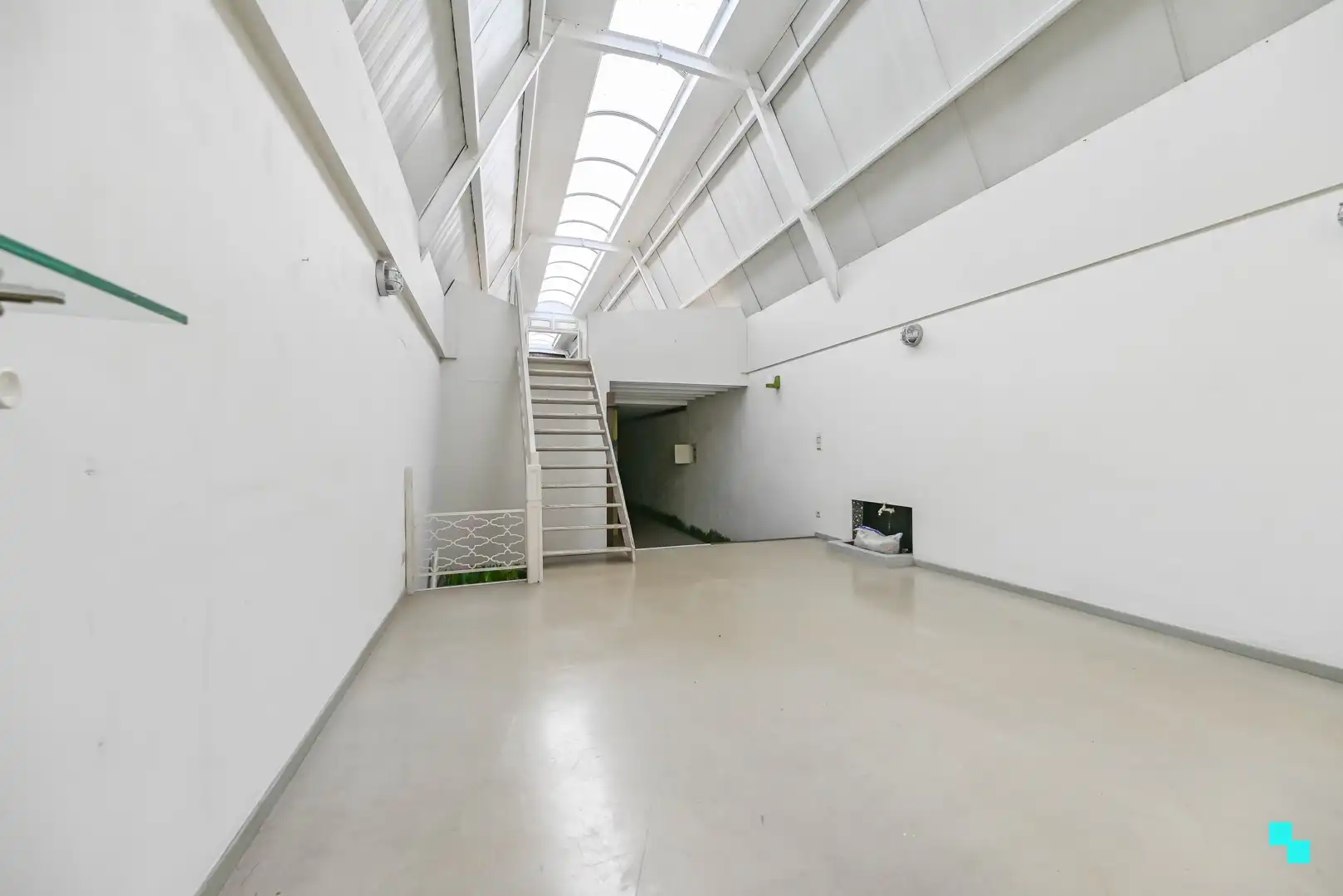 Opbrengsteigendom met winkelruimte én ruime garage in centrum Izegem foto 13