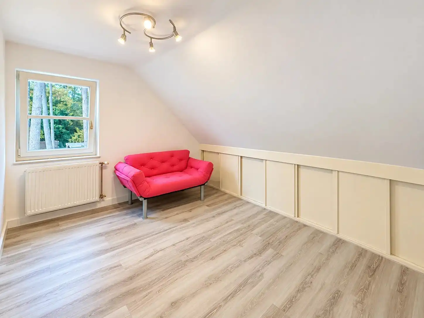 Instapklare woning met 4 slaapkamers op een mooi perceel. foto 27