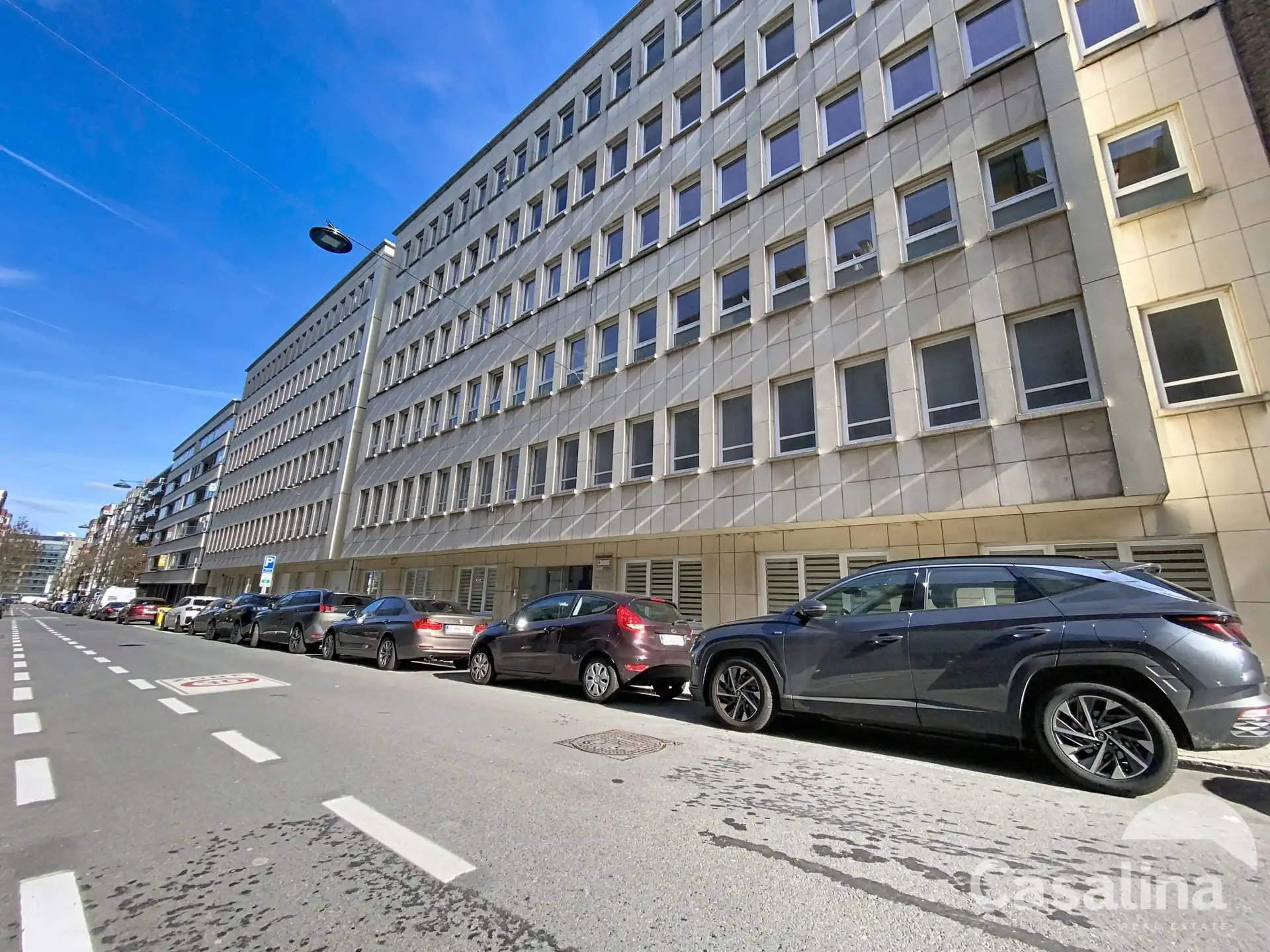 Ruime kantoorruimtes van 564 m², ideaal gelegen met parkings foto 4