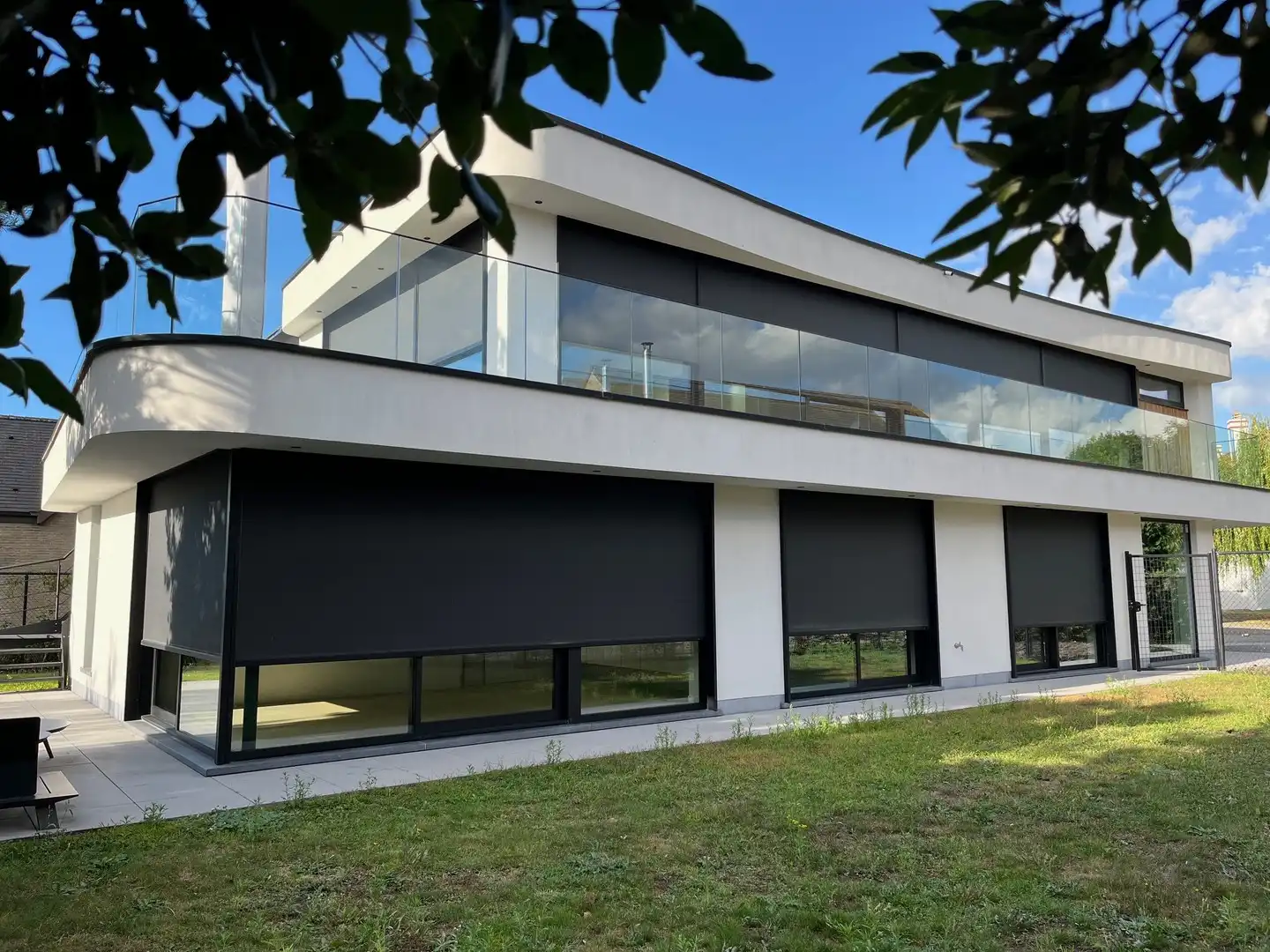 Recent gebouwde, energiezuinige villa gelegen in een rustige dreef van een centraal gelegen villawijk te Knokke-Heist. foto {{pictureIndex}}