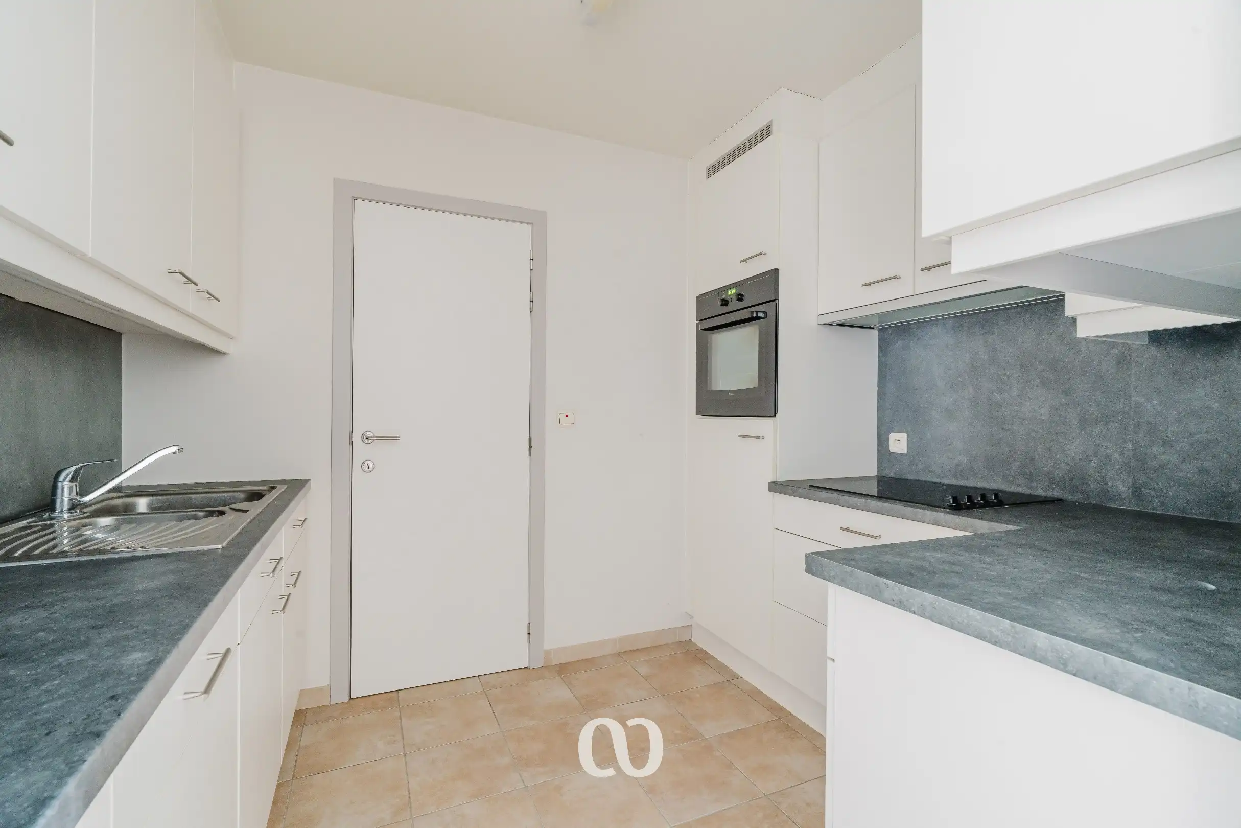 Instapklaar gelijkvloers appartement met private ingang en directe toegang tot de garage foto 8