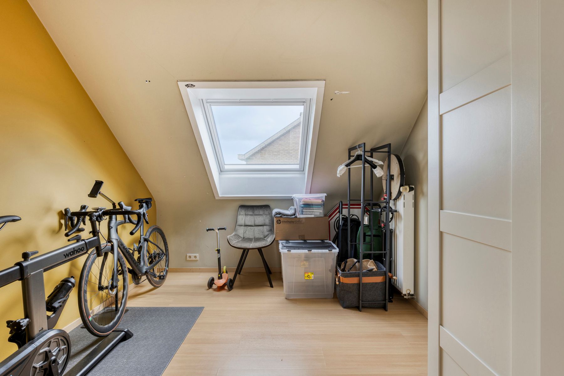 Open bebouwing met 3 slpkmrs, zonnepanelen en praktijkruimte foto 18