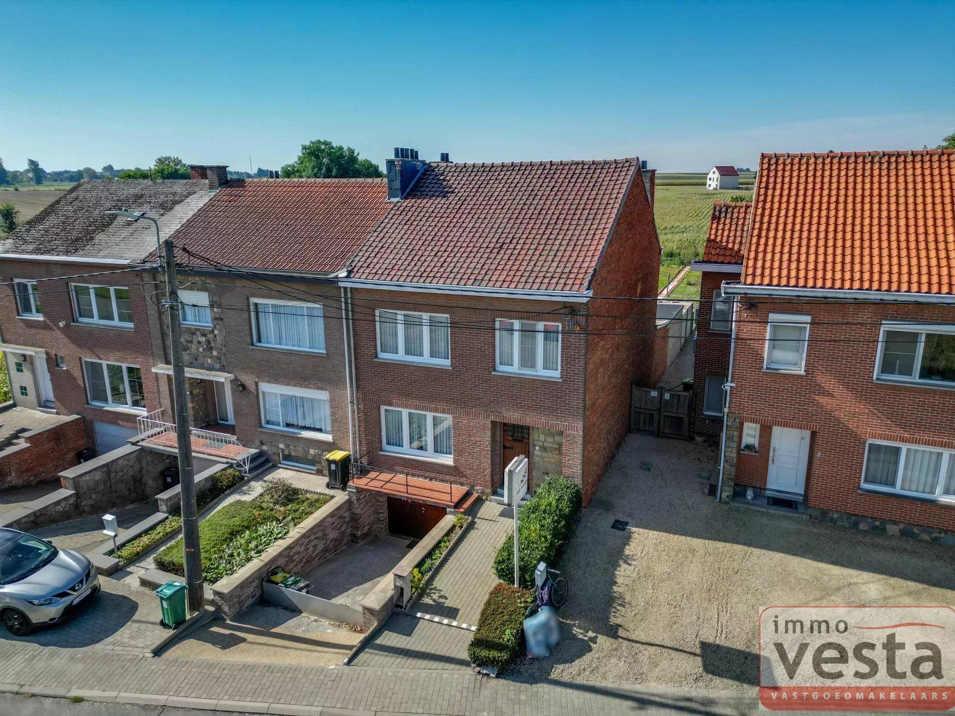 Degelijke dorpswoning nabij het station foto 7