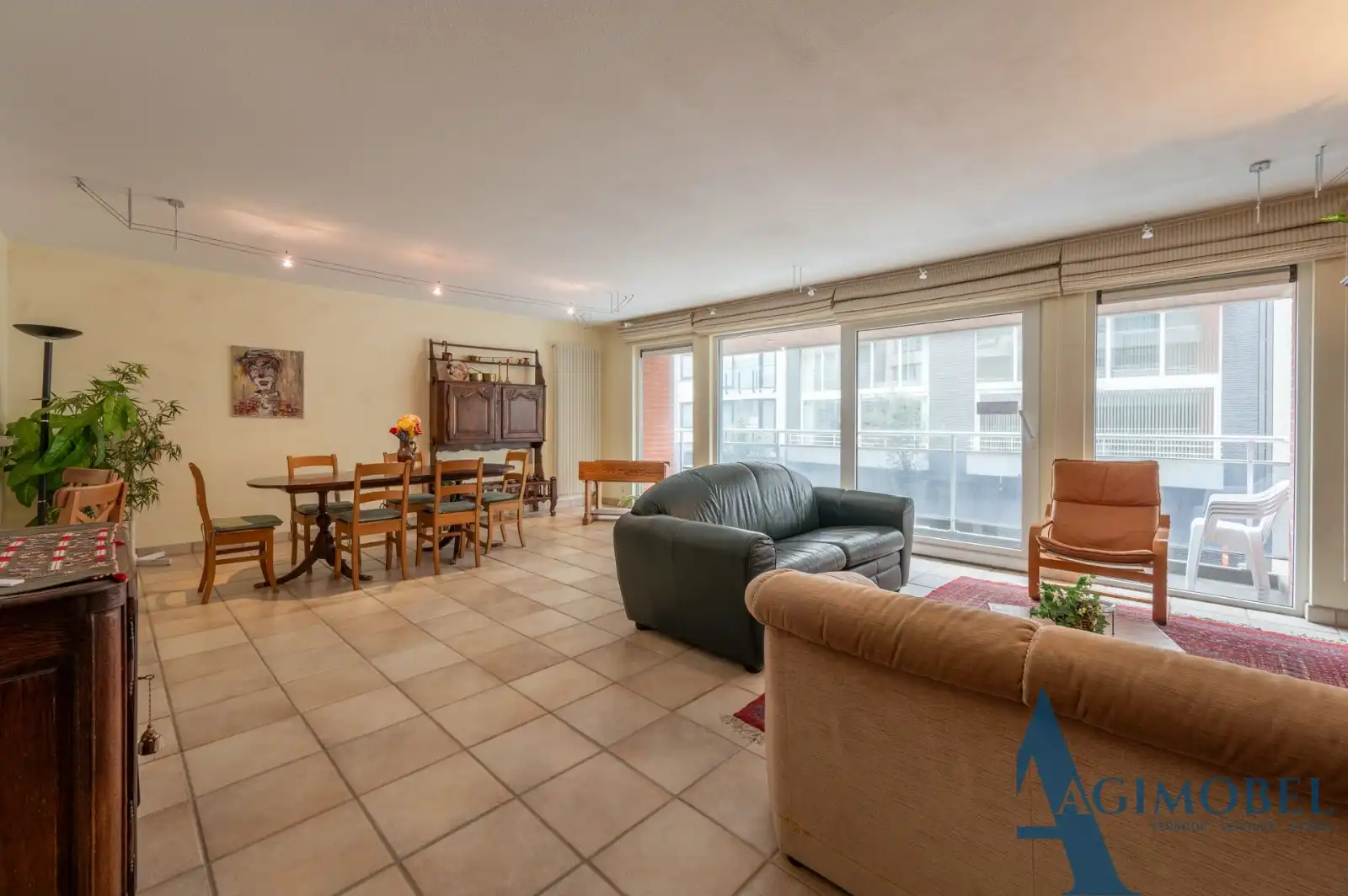 Uitzonderlijk ruim appartement met 4 slaapkamers, veel lichtinval en garage mogelijk vlakbij het Rubensplein! foto 2