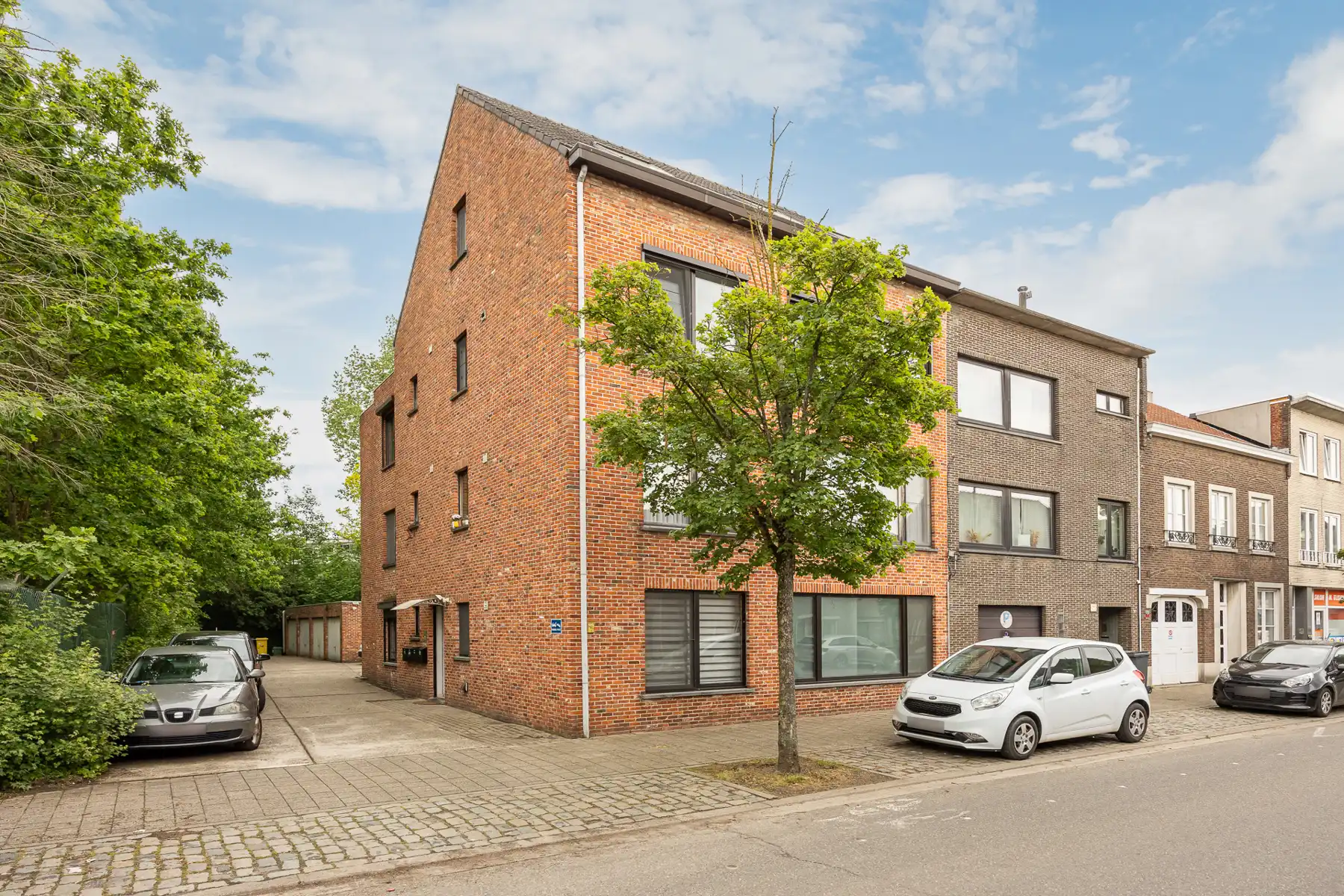 Gelijkvloers 3-slaapkamerappartement met garage en autostaanplaats. foto {{pictureIndex}}
