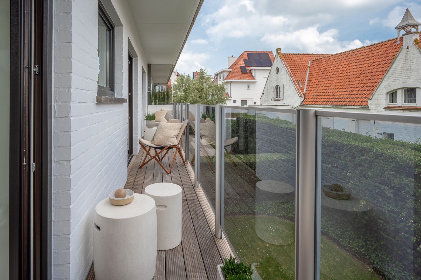 Instapklaar hoekappartement met terrassen op een boogscheut van het strand foto 23