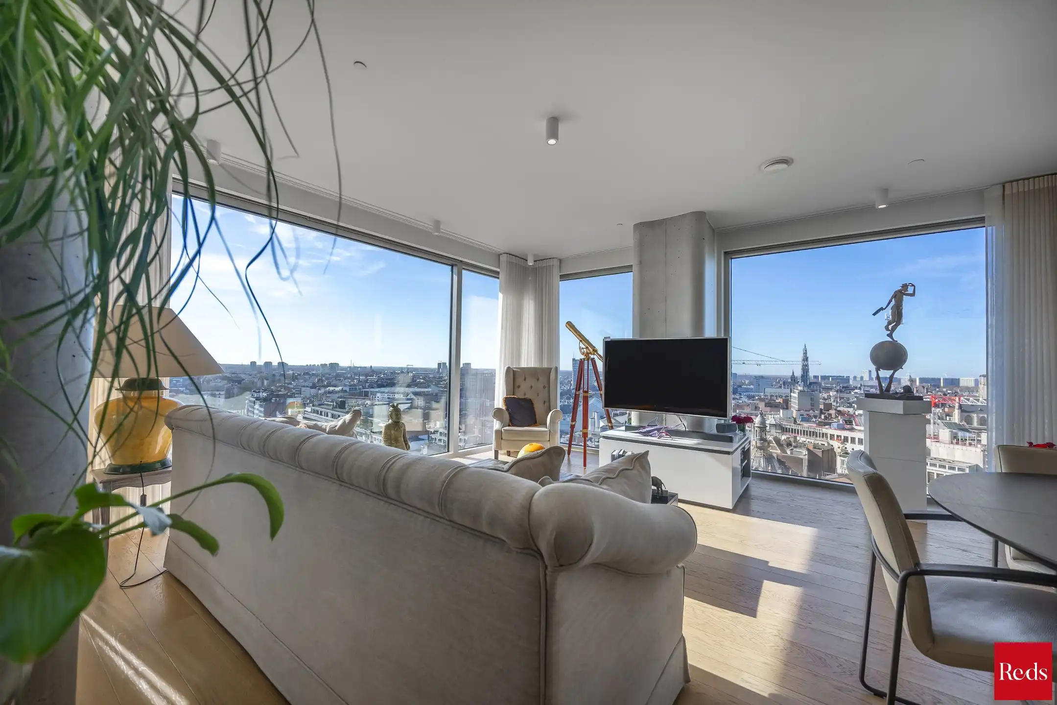Uitzonderlijke appartement met een panoramisch uitzicht foto {{pictureIndex}}