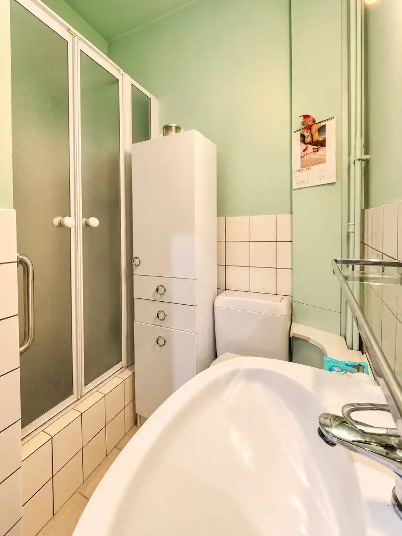 Ruime woning met vijf slaapkamers, grote garage en onderhoudsvriendelijke tuin foto 8