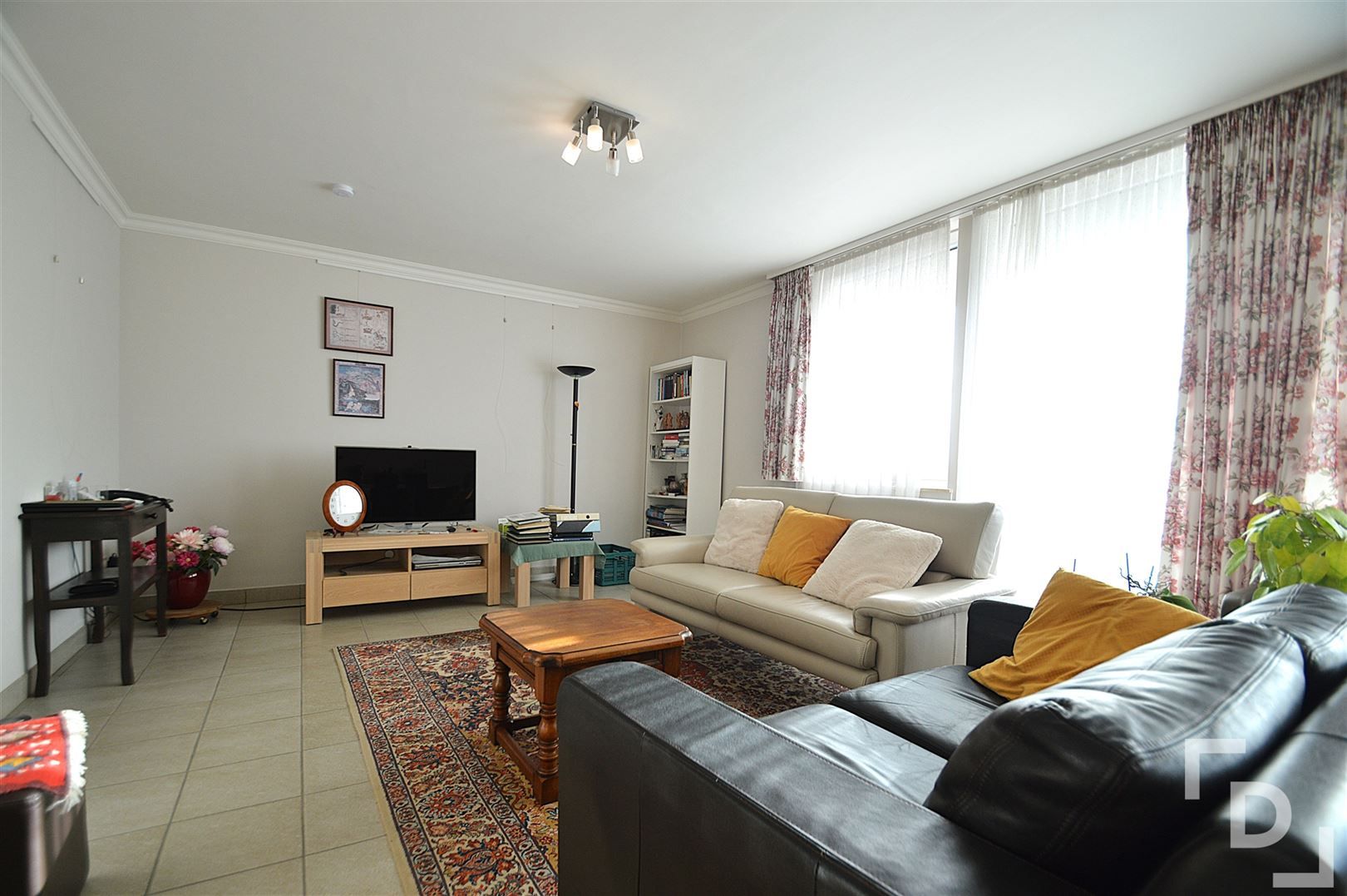 Ruim appartement met 3 slaapkamers en garage te huur in centrum Ieper foto 2